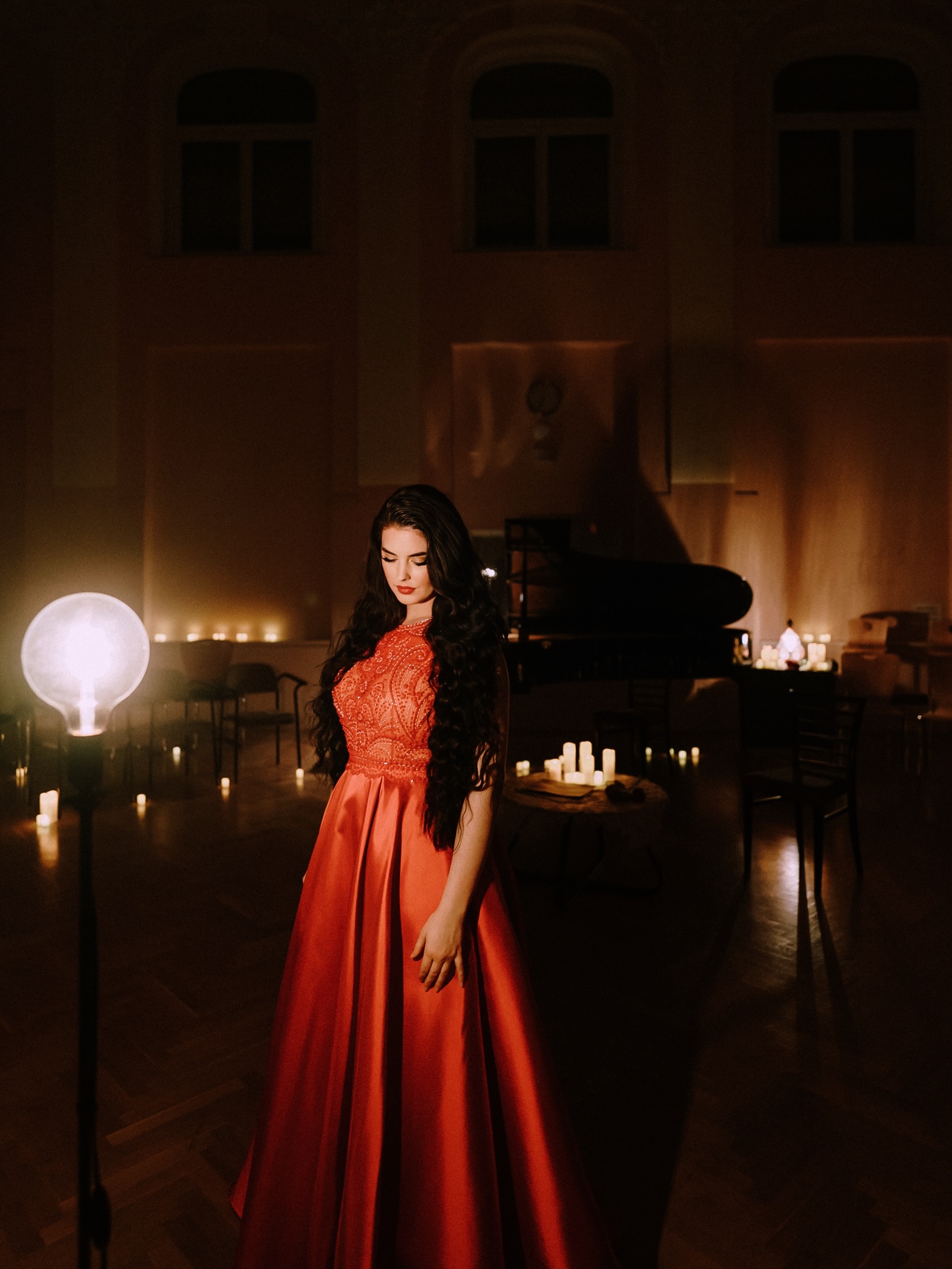 Traviata at Twilight 🌙 Thank you to all who joined us for a romantic evening with Verdi’s masterpiece, as @studio.martinek transformed into a candlelit concert hall! We are overwhelmed by the enthusiastic reception, and touched by the sincerity of emotion that was shared during this intimate reimagining of one of opera’s grandest works.
Enjoy these snapshots of the evening and its magical atmosphere by world-class photographer @misha.photo.
A big THANK YOU to all who made this special production possible:
📍 @studio.martinek
📸 @misha.photo
🎵 @vocalarts.cz
———
🇨🇿 Traviata za soumraku 🌙
Děkujeme všem, kdo s námi prožili romantický večer s Verdiho mistrovským dílem, když se @studio.martinek proměnilo v koncertní sál zalitý světlem svíček. Nadšené přijetí nás hluboce dojalo stejně jako upřímné emoce, které jste s námi sdíleli během tohoto komorního a svěžího pojetí jedné z nejvelkolepějších oper.
Prohlédněte si momentky z večera a jeho kouzelnou atmosféru očima špičkové fotografky @misha.photo.
Velké DĚKUJEME všem, kdo umožnili vznik tohoto výjimečného projektu:
📍 @studio.martinek
📸 @misha.photo
🎵 @vocalarts.cz
———
CAST / OBSAZENÍ:
• Music Director & Pianist / Hudební nastudování a klavír: Ahmad Hedar (CZ) @ahmadjhedar
• Violetta Valéry: Bree Nichols, soprano (US) @singbree
• Alfredo Germont: Jason Nichols, tenor (US) @jasonnnichols
• Giorgio Germont: Martin Vodrážka, baritone (CZ) @martin.vodrazka1
• Flora & Annina: Anne Wieben, soprano (US / AT) @sopranowieben
• Baron Douphol: Jonatan Müller, baritone (CZ)
• Dr. Grenvil: Martin Bělohlávek (CZ) @martinbelohlavek
Ensemble / Sbor:
• Iveta Fofrová, soprano (CZ)
• Baowen Ou, mezzo-soprano (CN) @vanessaou1024
• Patrik Králík, tenor (CZ) @patrik.kralik
• Dominík Polívka, tenor (CZ) @dominik.polivka.18
#opera #prague #verdi