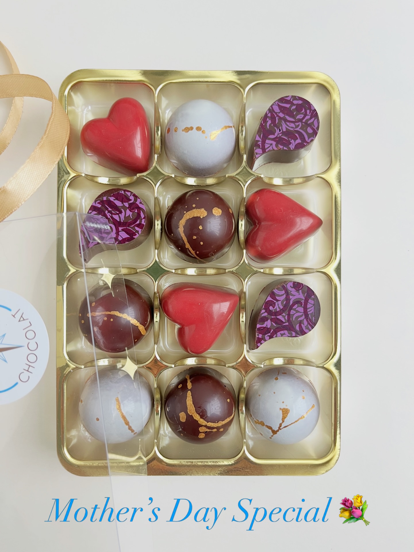Mother’s Day is just around the corner 💐
Looking for a sweet way to celebrate?
Come by, say hello, and pick up one of our chocolate boxes!
You can create your own selection from 12 delicious flavours :
📸 Featured flavours:
🫖 Earl Grey tea dark chocolate ganache
🌹 Rose water dark chocolate ganache
🍮 Salted caramel
🥥 Toasted coconut milk chocolate ganache
Mix and match your favourites and build the perfect box for Mum (or yourself 😉)
(Vegan options also available 🌱)
Where to find us this week:
Saturday 7th March
@wappingdocklandsmarket 📍
⏱️ From 10am til 4pm
Sunday 8th March
@allypallyfm
⏱️ From 10am til 3pm
See you soon 🍫
#mothersday #mothersdaygift #artisanchocolate #handmadechocolate