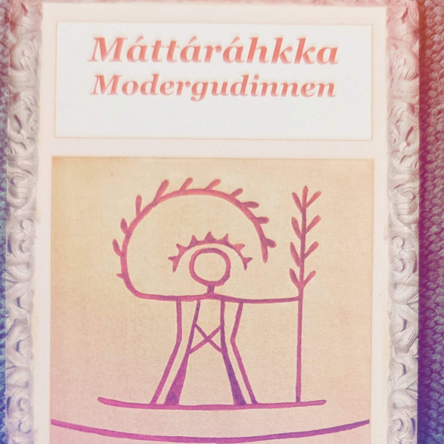 Lihkku nissonbeiivviin! 🎉🥰🌍🌸
Ávvudan muhtin min áhkkáin mat leat koarttain maid Astri Ingebjørg Swart (Sáráhkkás) lea rahkadan:
Mattaráhkká: Creator of souls. "Mother nature"
Sáráhkká: Creation, fertility, fire, new birth
Juoksáhkká: Huntress. Protector of sacred objects.
Uksáhkká: Guardian of the home.
Barbmoáhkká: Ruler of the skies. Keeps order.
Happy womens day! These are some of our foremothers from the guidance cards made by Astri Ingebjørg Swart. You can buy them on her or my webpage. 👌☀️
#womensday #goddess #sápmi #indigenous