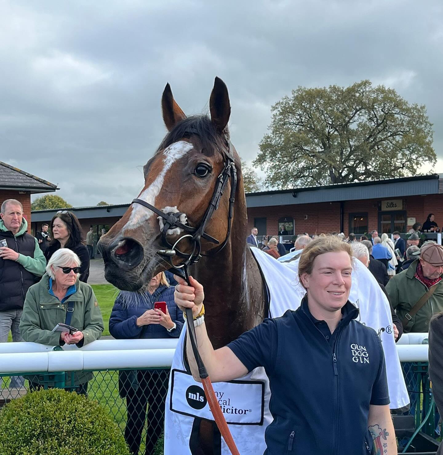 💚🖤Navajo Indy🖤💚 battled hard to make it an emotional first win of the season for Michael Baker, Karen Ibberson and Henry Pearman under a penalty in the Novices’ Hurdle @caoilin_quinn1 @bangorraces . Nearly a double as💙Dromlac Jury💙 took to chasing beautifully just being caught in the final stages @benposte89 @dahlbury @bexybee89 #gooddayswork #bangorraces #nationalhuntracing #teamsymonds #dasoncourt #hereforshire #redmillshorsefeeds #gundoggin