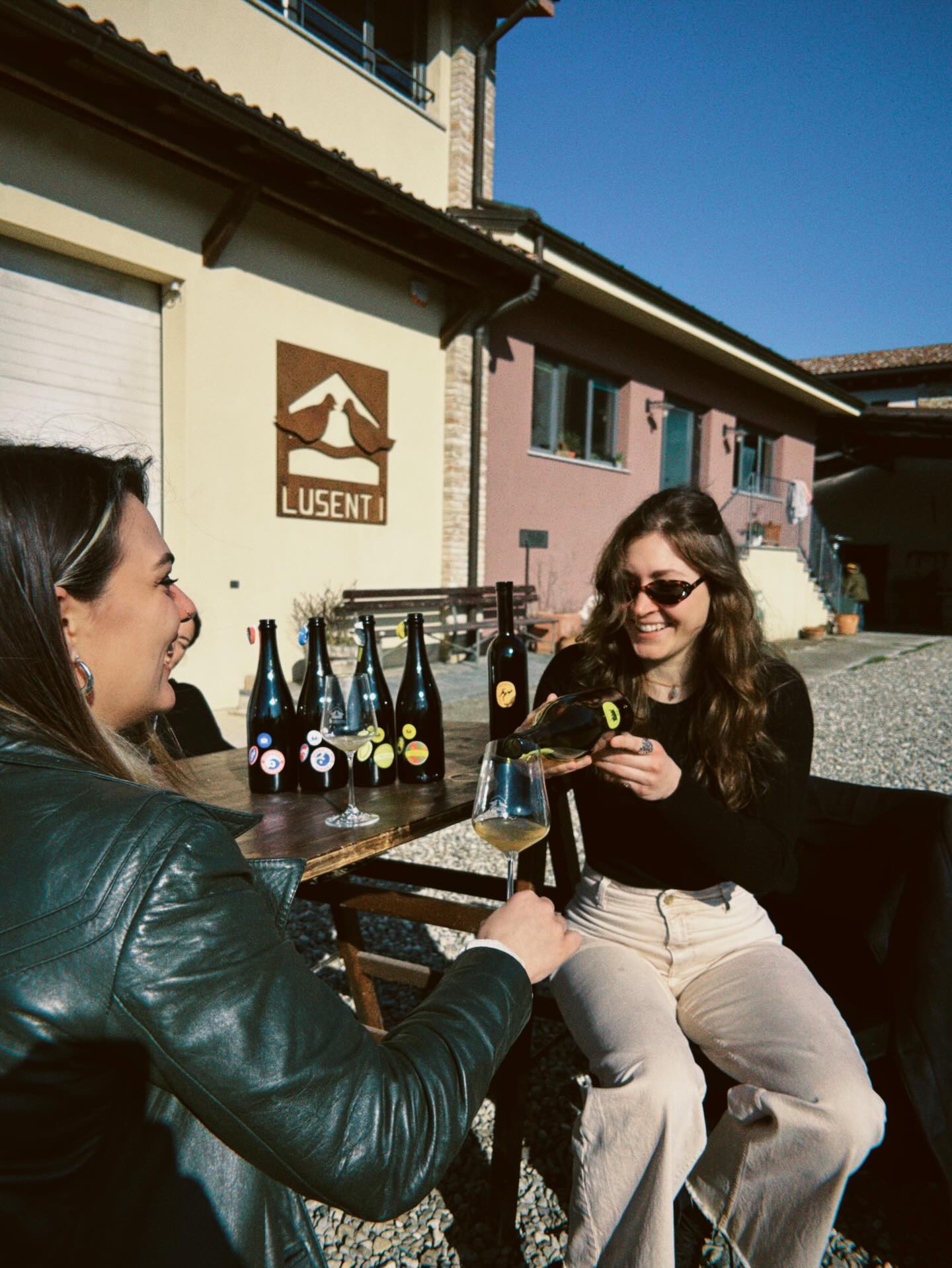 Siamo stati da @lusenti_vini ! Abbiamo vissuto lโospitalitร e la vivace tranquillitร dei colli piacentini ma soprattutto abbiamo assaggiato gli strepitosi vini di Martina โจ Ci sono piaciuti eccome e visto che mi piace condividere sono molto contento di dirvi che saranno presto parte della selezione RNB ๐งก๐
We visited @lusenti_vini! We experienced the warm hospitality and the lively tranquility of the Colli Piacentini, but above all, we tasted Martinaโs amazing wines โจ We loved them, and since I enjoy sharing, Iโm very happy to say that they will soon be part of the RNB selection ๐งก๐