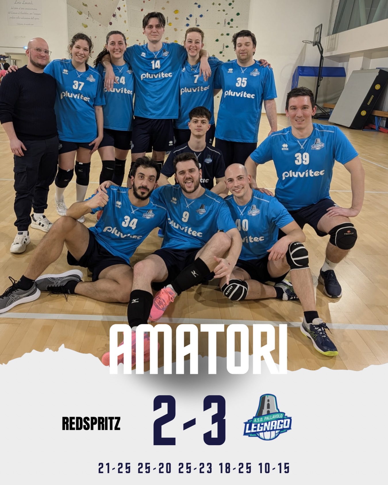 AMATORI vittoria 2-3 a Bardolino
Tra acciacchi, influenze stagionali e qualche recupero dell’ultimo minuto, i nostri Amatori tornano dalla trasferta di Bardolino con una vittoria.
Partita iniziata con un mood un po’ particolare, forse non abituati a una palestra così silenziosa, da buoni ospiti hanno anche deciso di lasciare agli avversari i primi due set. Poi però la squadra non ha mollato, recuperando lo svantaggio e portando a casa la partita.
Alla fine possiamo dirlo: ne è valsa la pena fare qualche chilometro fino a Bardolino 🚗💪
#asdpallavololegnago