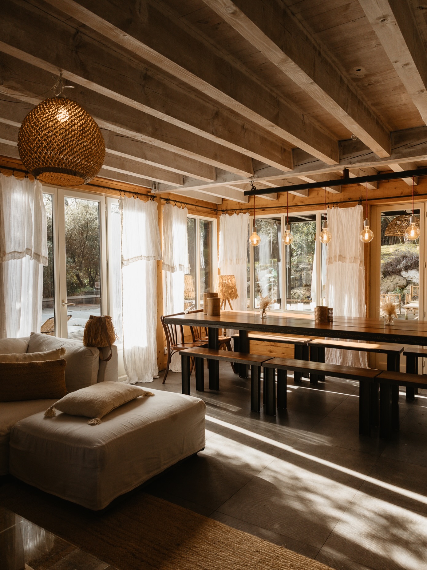 Les beaux jours s’installent doucement sur le Bassin ⚓️
La lumière s’étire, les espaces s’ouvrent, et le temps semble ralentir.
Un petit-déjeuner face à la vue, un moment suspendu dans l’après-midi, un dîner intime au coucher du soleil.
Une parenthèse rare, à vivre en toute discrétion ✨
#villaluxe #immobilierprestige #bassinarcachon #locationvacances #bienprestige