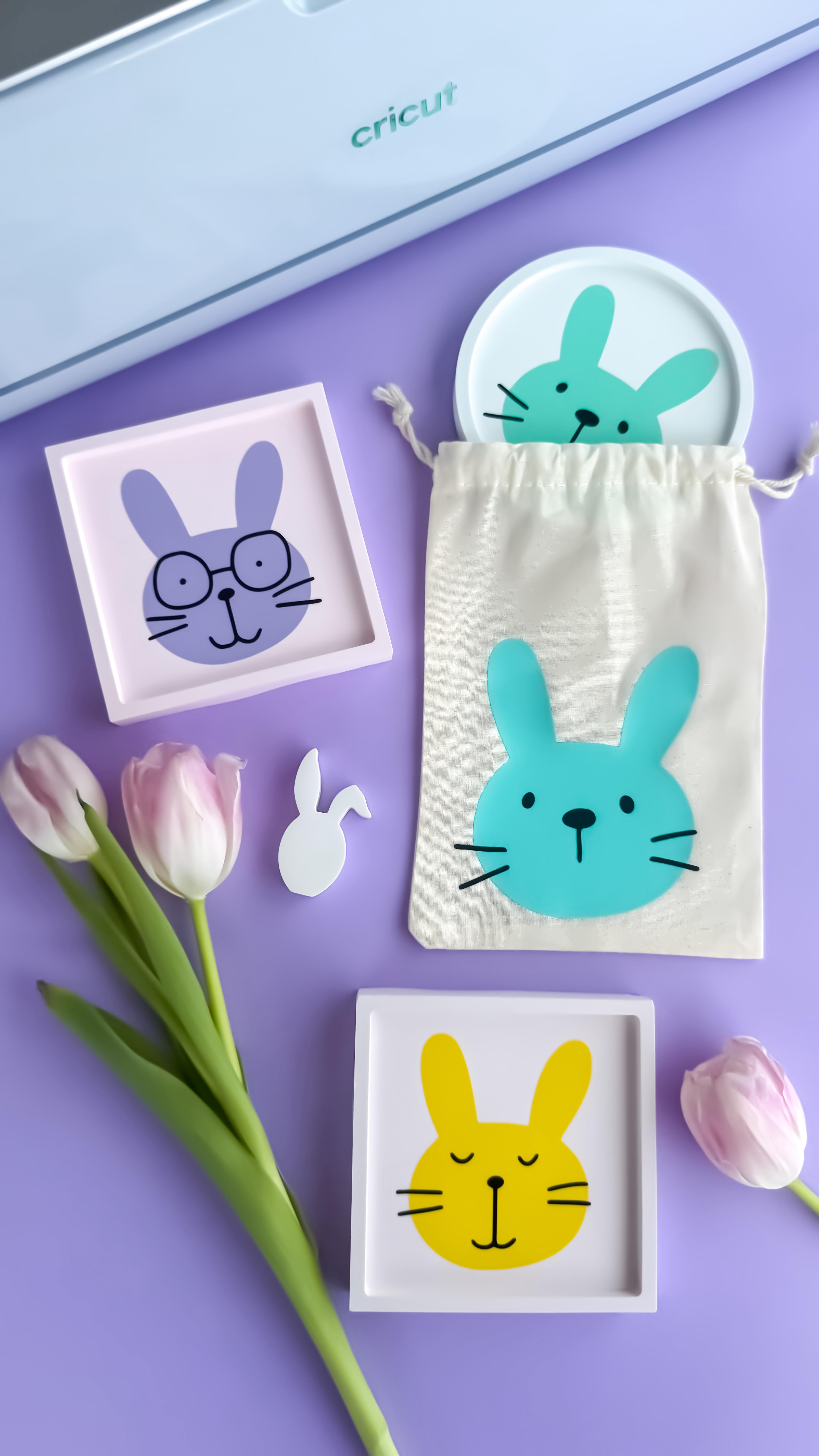 Dieses Projekt vereint gleich zwei kreative Welten! ✨
Werbung | Diese zuckersüßen Beutelchen mit Iron-On Hasenmotiven aus dem Cricut Design Space haben es mir einfach angetan. Und natürlich konnte ich nicht anders, als diese niedlichen Motive in meine Welt des Formengießens zu entführen 🐰💛
Das perfekte Anfängerinnen-Projekt:�Nur wenige Arbeitsschritte, wenig Materialien – und das Beste? Ihr könnt es mit jeder Cricut Schneidemaschine umsetzen. Ich habe dafür den Cricut Maker 3 verwendet.
Am Ende habt ihr nicht nur wunderschöne Osterdeko, sondern auch gleich den passenden Geschenkbeutel dazu 🐣
Beim Übertragen von Vinyl auf gegossene Tabletts oder Schalen solltet ihr Folgendes beachten:
�• Das Tablett muss vollständig durchgetrocknet sein, damit das Vinyl optimal haftet.�• Achtet darauf, dass die Oberfläche sauber und staubfrei ist, bevor ihr das Motiv übertragt.
Die Vorlage für die Beutelchen stammt von @diy_eule und ist im Design Space, der kostenlosen Software von Cricut, zu finden. Mein „Schwesternprojekt“ mit den Tabletts habe ich euch dort zusätzlich abgespeichert - ihr findet mich im Design Space unter studio.mARTinchen.
Ich wünsche euch ganz viel Freude beim Nachmachen.
Frohe Ostern 🐣✨
#cricut #cricutdesignspace #cricutyourideas @cricut_de #diy #osterdeko