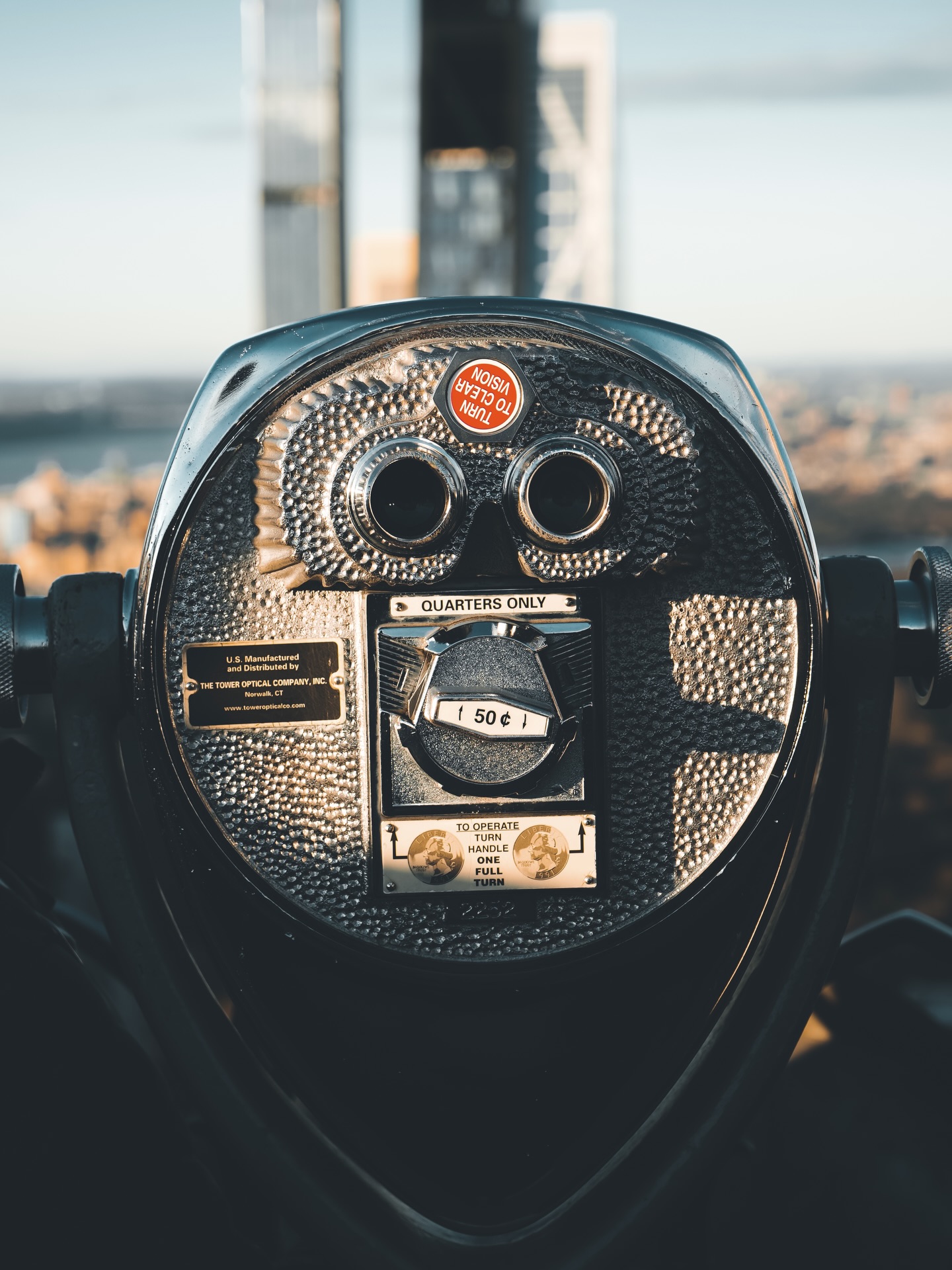 New York ist eine dieser Städte, die Euch sofort klar macht, dass sie sich nach ihren eigenen Regeln bewegt. Hier wartet nichts auf Euch. Hier passt Ihr Euch dem Rhythmus der Stadt an. Und dieser Rhythmus ist schnell.
Der Tag beginnt früh. Irgendwo öffnet der erste Coffee Shop, während draußen schon die ersten Menschen mit schnellen Schritten über die Straße gehen. Taxis rollen durch die Häuserschluchten, irgendwo quietschen U Bahnen unter der Erde, und über allem liegt dieses permanente Grundrauschen der Stadt. Ein Mix aus Motoren, Stimmen und Sirenen, der irgendwann einfach dazugehört.
Was ich an New York liebe, ist diese Energie. Alles wirkt gleichzeitig chaotisch und perfekt organisiert. Millionen Menschen bewegen sich durch dieselben Straßen, und trotzdem hat jeder seine eigene Geschichte, seinen eigenen Plan für den Tag. Für Euch fühlt es sich vielleicht an wie ein riesiges Durcheinander. Für die Stadt selbst ist es einfach Alltag.
Und genau darin liegt der Reiz. Ihr lauft durch eine Straße, biegt irgendwo ab, und plötzlich verändert sich die ganze Stimmung. Ein Viertel fühlt sich komplett anders an als das nächste. Manchmal reichen ein paar Blocks, und Ihr habt das Gefühl, in einer neuen Stadt gelandet zu sein.
#newyorkcity #nycstreets #cityenergy #urbanexploration #fokusfernweh