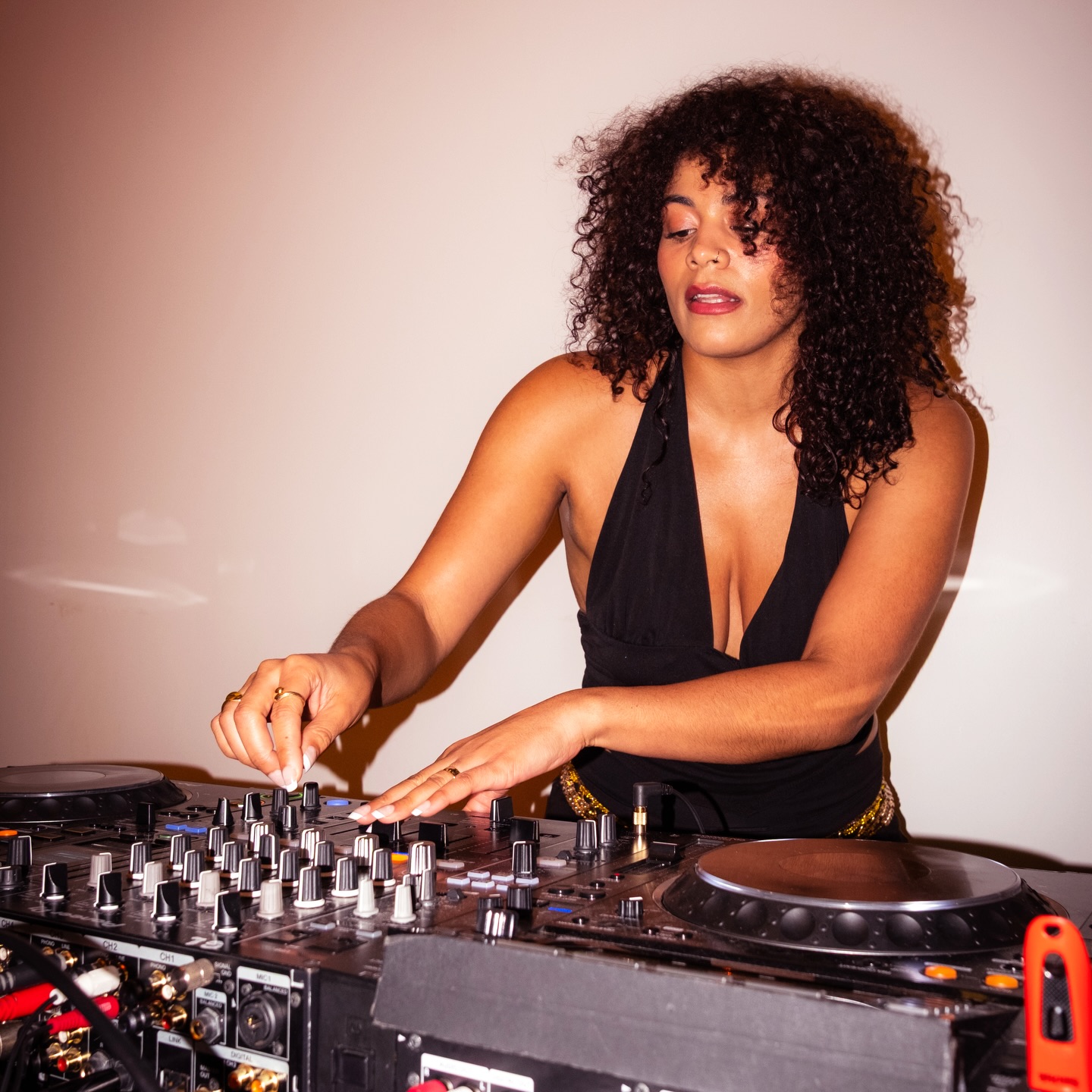 Reine de l’ENJAILLEMENT 👑🔥 #gateusedecoin
Oui oui c’est moi 😌💁🏽♀️
Si quand je mixe tu danses pas c’est que t’as pas d’âme 🪩
Parce que ma passion c’est de te voir vivre à fond la musique que je partage dans mes sets 🫶🏽✨
Merci à @bissai.co @chigueckyy @gaitelyrique pour votre joie & @jap.pic pour les 📸 🫶🏽🫂 on est ensemble
ensemble