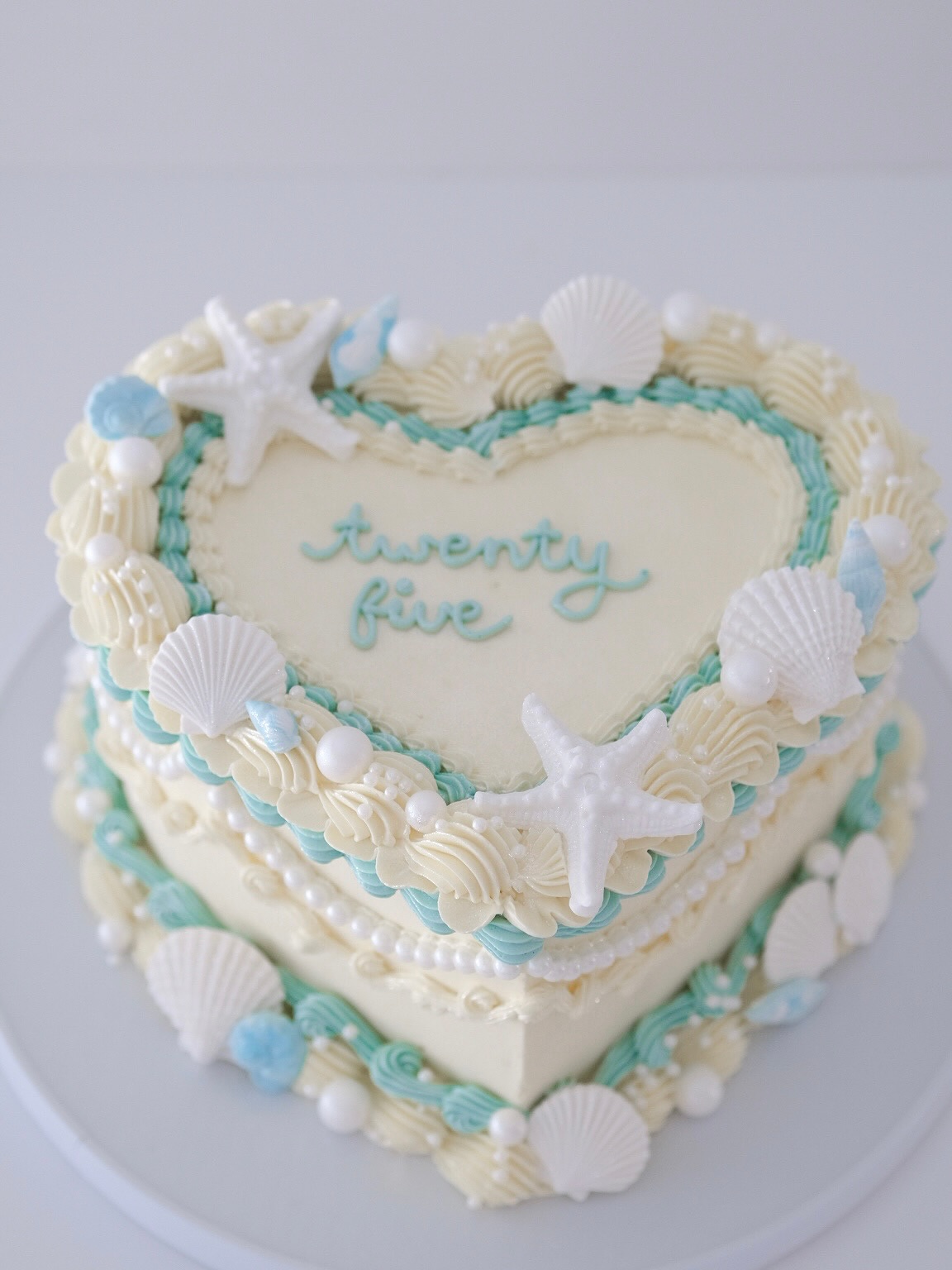 Coastal vibes 🐚🌊
We love cakes that are subtle themed
#cake #coastalparty #oceancake
