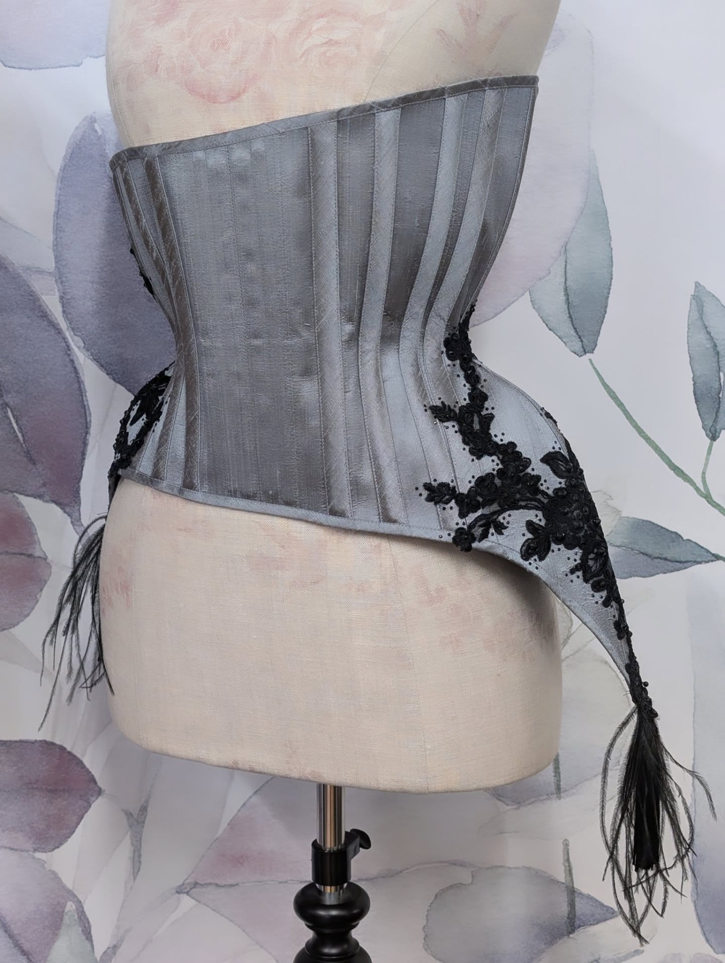 ✨ Ready to ship ✨
Asymmetrical dark silver silk underbust with oversized hips, handstitched lace, 4 tassels, ostrich and jet black Eimass crystals.
Underbust approx 32"
Closed waist 26"
High hip approx 36"
Available on the website!
#corsetry #corset #customcouture