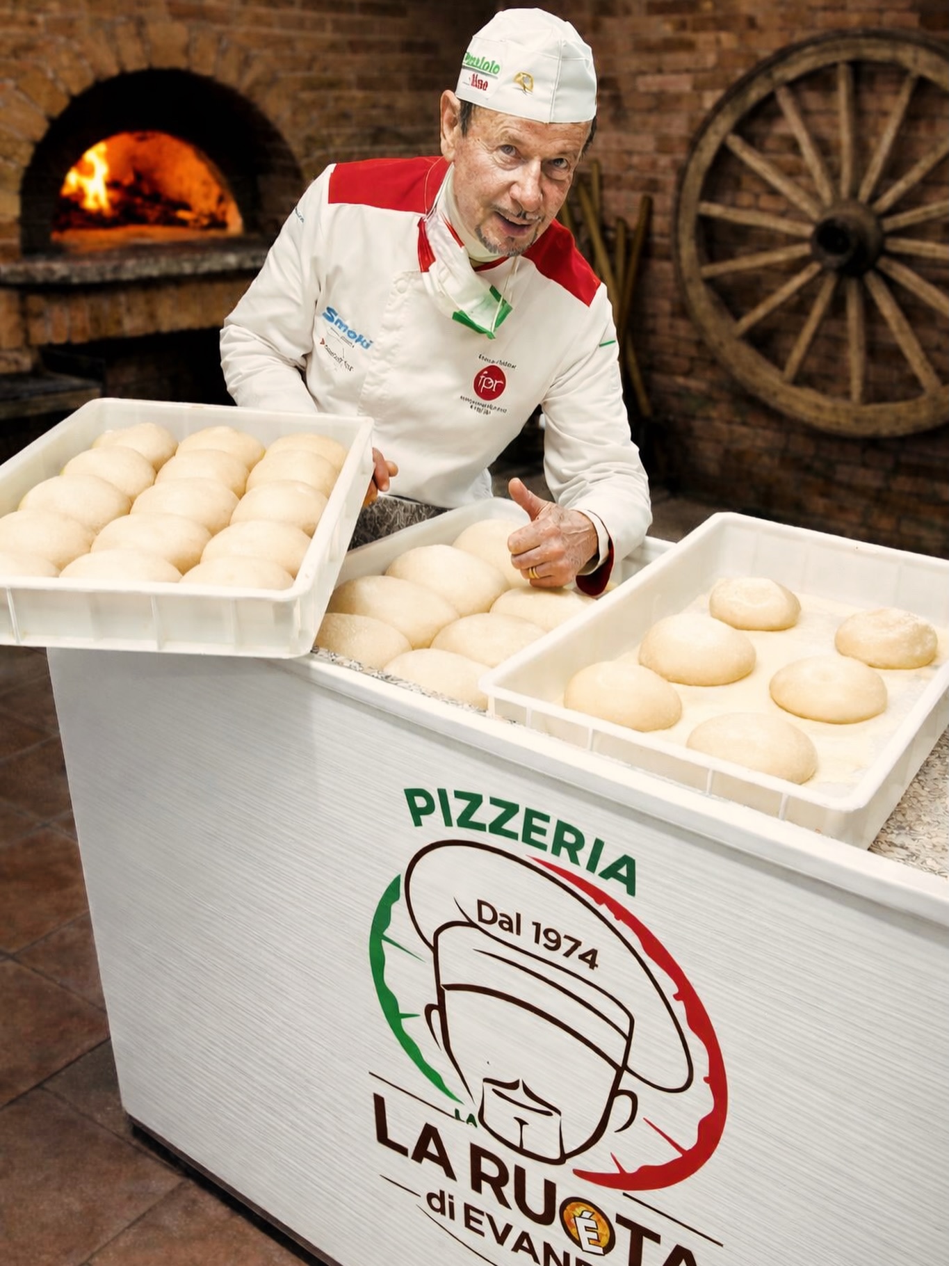 🍕 La vera pizza parte dall’impasto.
Alla Pizzeria La Ruota di Evandro a Martinsicuro ogni impasto nasce da un metodo preciso e naturale.
I nostri panetti sono realizzati a temperatura naturale, per rispettare i tempi della fermentazione e garantire una struttura leggera e digeribile.
Utilizziamo farine ottenute da grani macinati a pietra, selezionate per preservare le proprietà del chicco e valorizzare il gusto autentico della pizza.
Il cuore di tutto è il nostro lievito madre naturale, creato e mantenuto direttamente da noi, giorno dopo giorno.
È questo equilibrio tra tradizione, tecnica e materie prime di qualità che rende la pizza della Pizzeria La Ruota di Evandro un punto di riferimento per chi cerca una vera pizza artigianale a Martinsicuro.
📍 Ti aspettiamo a Martinsicuro in Via Aldo Moro 97
🍕 Pizzeria La Ruota di Evandro – Dal 1974
#PizzeriaMartinsicuro
#LaRuotaDiEvandro
#PizzaArtigianale
#PizzaConLievitoMadre
#MartinsicuroPizza