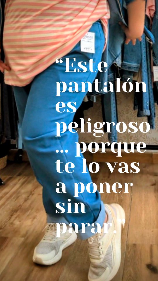 Las Curvy sabemos que encontrar un pantalón que te favorezca no siempre pasa… 👖
Por eso cuando aparece uno que sienta bien de verdad, hay que enseñarlo.
Este pantalón vaquero recto de tejido tencel es comodísimo, es de esos que estilizan y favorecen un montón. De los que te pruebas y piensas: “este se viene conmigo”.
Lo he combinado con camiseta de rayas, que es de mis favoritas, y la chaqueta vaquera con capucha también en tencel, creando un look cómodo, actual y con muchísimo rollo.
Pero aquí el protagonista está claro… el pantalón 💙
#curvy #modacurvy #vaqueroscurvy #denimcurvy #auracoleccioncurvy