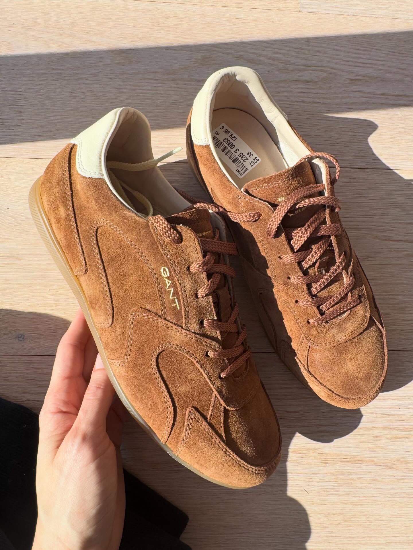 ✨ Neu im Laden – GANT Sneakers ✨
Weiches Veloursleder, zeitloses Design und Sneakers, die jedes Outfit sofort aufwerten. Komfort trifft Stil – für deinen perfekten Casual-Look
Komm vorbei und entdecke deinen Favoriten bei
Kampa Schuhe – Freising & Schuhhaus Moosbauer – Erding 👟
#GANT #sneaker #erding #freising #schuhgeschäft