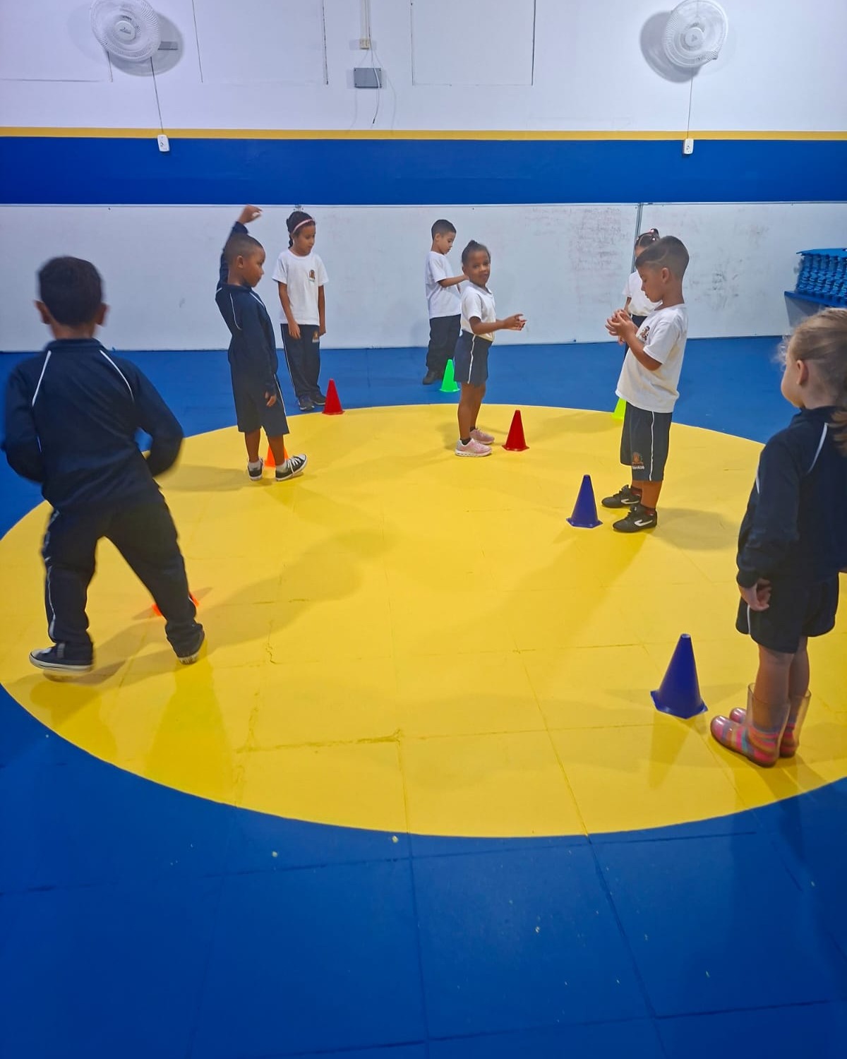 No Educandário Santista, acreditamos que o desenvolvimento das nossas crianças vai muito além da sala de aula. As aulas de capoeira são um exemplo disso: por meio da música, do movimento e da cultura brasileira, nossos pequenos aprendem disciplina, coordenação, respeito e trabalho em equipe.
Mais do que uma atividade física, a capoeira contribui para o bem-estar, a autoestima e o crescimento saudável das crianças. Aqui, cuidar do corpo e da mente faz parte do nosso compromisso diário com cada um deles. 🥁🤸♂️💙