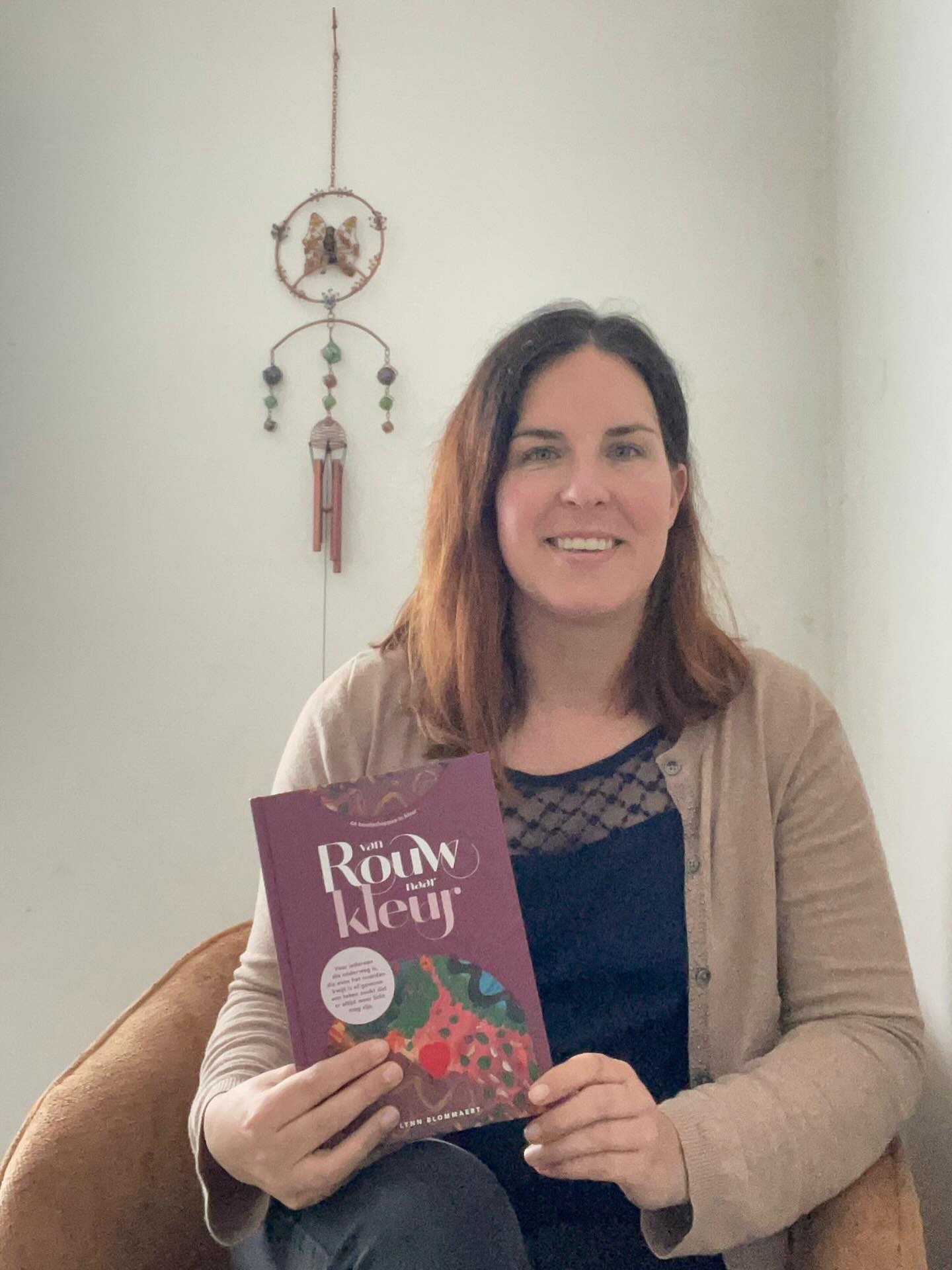 Op de foto: Shana Gillet. Een vrouw met een gouden hart en uitzonderlijke gave.
Zij gebruikt « Van rouw naar kleur » als reflectietool in haar praktijk en het boek is daar ook verkrijgbaar.
Zo mooi om te zien hoe dit project verder leeft in andere praktijken. Dankjewel🥹 @_sha.mana @petandbreakfastbyshana 🫶🏻❤️
Werk jij ook met cliënten en voel je dat dit boek iets kan betekenen in jouw werk? Of heb je een (web)shop?
Stuur me gerust een berichtje voor meer B2B-info.
#energetischetherapie
#kleurentherapie