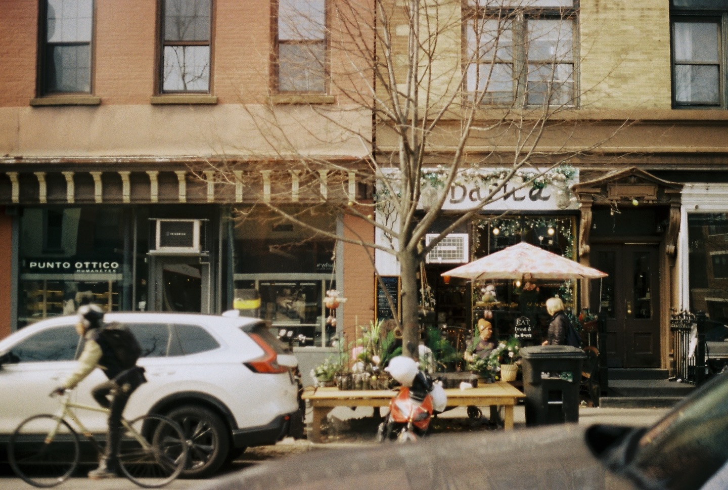 モントリオールから電車で11時間かけて行ったNY。
何故かフィルム1本が丸々ダメになってしまって最終日のBrooklynの写真しか残っていない。
なんてこった。
#film #kodak #canon #brooklyn #ny