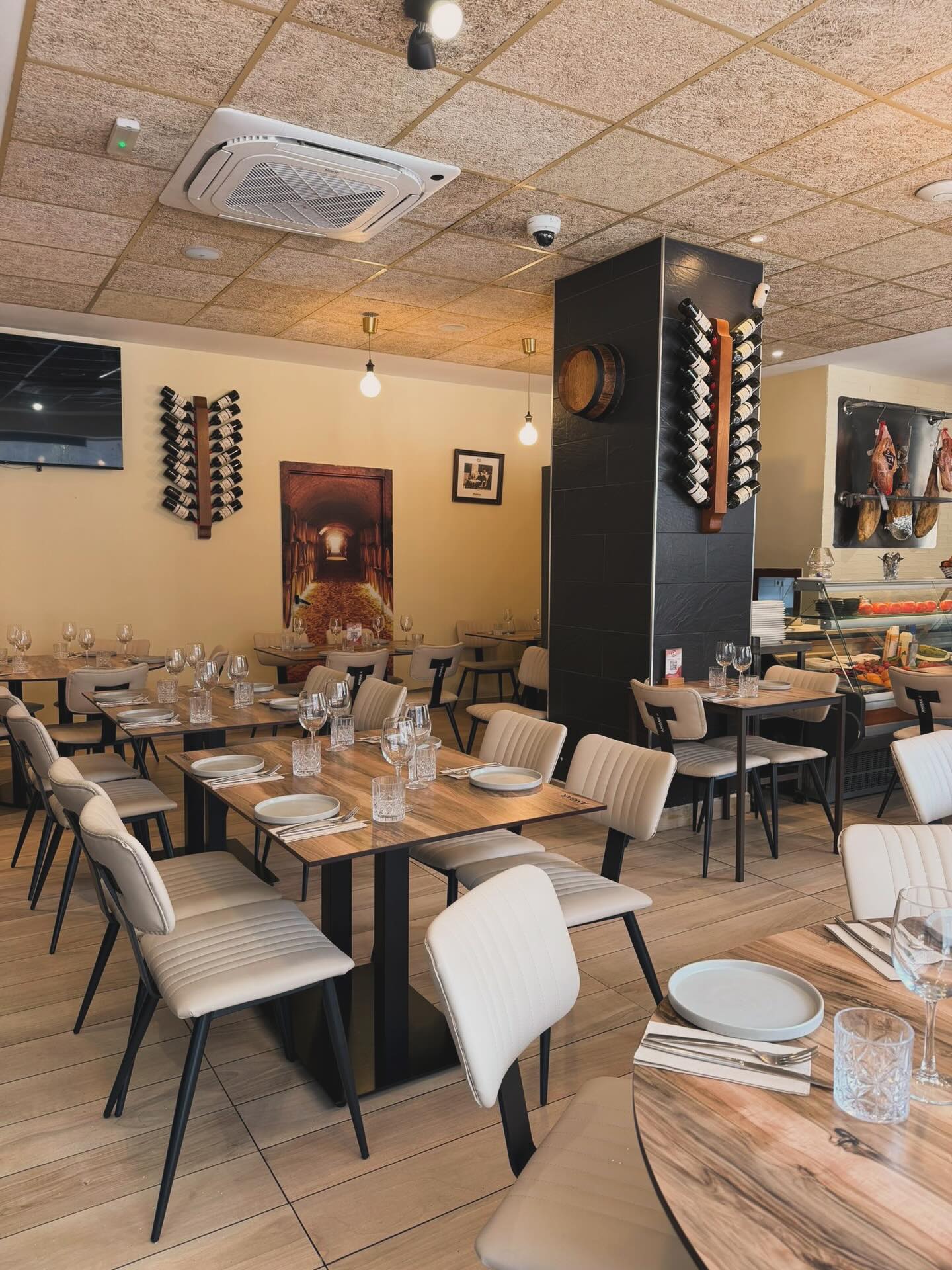 Nos renovamos para ti, por supuesto mismos sabores que enamoran. ❤️
Ven a disfrutar de nuestras tapas y una buena copa de vino en La Taberna Vino y Tapas.
¡Salud! 🍷