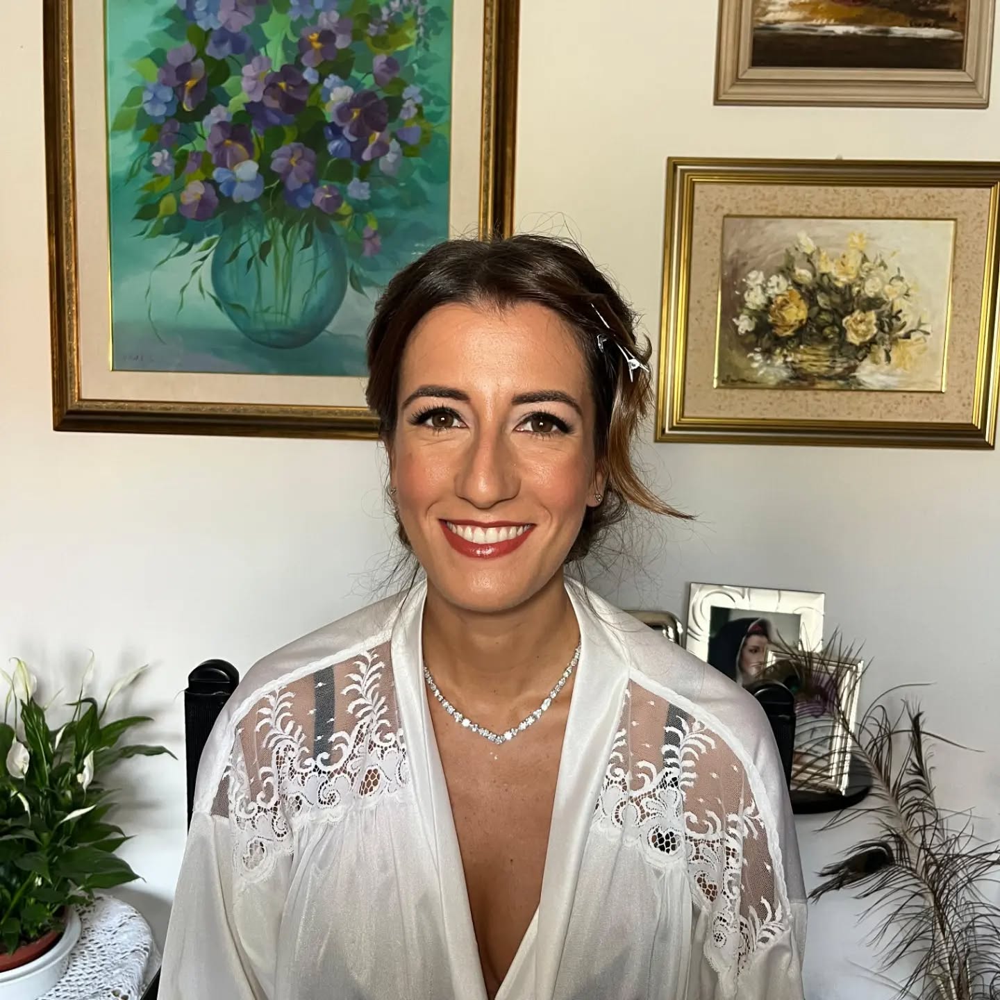 My stunning bride and dear friend Giulia! 👰🥹❤️ I first had the pleasure of doing her makeup about 10 years ago when I lived in Sardinia, before moving to London. Earlier this year, she honored me by asking if I could be part of the most important day of her life, and of course, I couldn’t say no. We did the makeup trial in July during my holiday in Sardinia, and last week, she and her husband officially tied the knot! 🥰
For her look, we opted for a taupe shimmer eyeshadow across the lids #viseartofficial , paired with a smudged black liner for a touch of sophistication #inglotcosmetics cosmetics. To elevate the eyes, we added individual lashes from #clavier (which we LOVED!). I kept her skin fresh and dewy, ensuring it felt lightweight and breathable in nearly 30-degree heat #weleda #nars . To complement her tan, I used #tomfordbeauty foundation, soft contouring from #fentybeauty, and a gorgeous flush of color with #charlottetilbury blush. The final touch? A glowing highlighter @patmcgrathreal and a perfect blend of lipsticks by #maccosmetics.
Does this work for you? Let me know if you’d like any further tweaks!💫
#brideinspiration #yourbridalglam #sardiniawedding #destinationwedding #bridalinspo #dewyskin #weddingseason