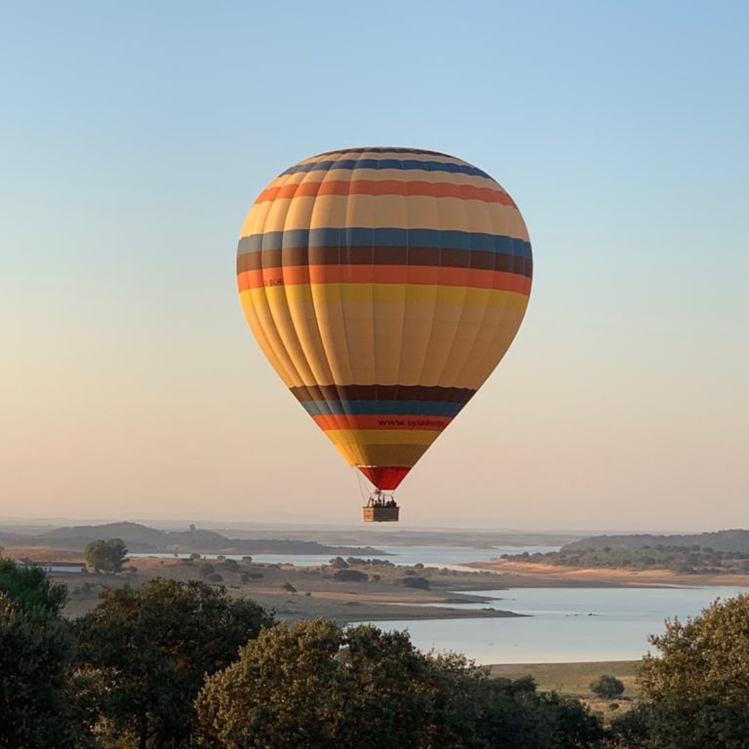 Crie memórias únicas.: a calma da paisagem alentejana é inesquecível e ainda mais extraordinária vista do céu, ao nascer do sol, e sem qualquer som que interfira com a banda sonora única da natureza que nos envolve.
Ofereça a si mesmo ou partilhe uma experiência do voo de balão sobre o Alqueva.
Create unique memories: the tranquility of the Alentejo landscape is unforgettable and even more extraordinary when viewed from the sky at sunrise, with no sound to interfere with the unique soundtrack of nature that surrounds us.
Treat yourself or share the experience of a balloon flight over Alqueva.
Info: www. montimerso/programas
@publibalao
@windpassenger
@upalentejo
@flydreams_alentejo
#hotairballon #landscape #paisagem #montimerso #montimersoskyscapecountryhouse #alqueva #monsaraz #alentejo #portugal #visitalentejo