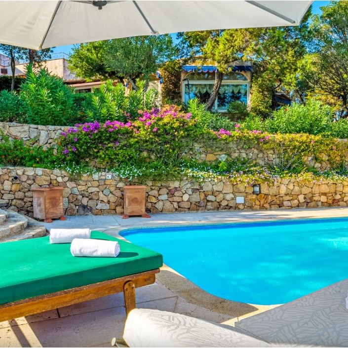 ✨ Sardinien erleben – stilvoll wohnen bei Sassari
Diese wunderschöne Villa in der Region rund um Sassari ist der perfekte Rückzugsort für alle, die Ruhe, Natur und mediterranes Lebensgefühl suchen.
Die Villa bietet Platz für bis zu 6 Personen, verfügt über 3 komfortable Schlafzimmer und 4 Badezimmer – ideal für Familien oder Freunde, die gemeinsam reisen und trotzdem Privatsphäre genießen möchten.
Stell dir vor:
☀️ Frühstück auf der Terrasse
🌿 Blick auf die sardische Landschaft
🏖 Tagsüber traumhafte Strände entdecken
🍷 Abends gemeinsam den Sonnenuntergang genießen
Ausflugstipps
🏖 Traumstrand La Pelosa Beach
🌊 Naturparadies Asinara National Park
🍝 Kulinarische Erlebnisse in Alghero
🏰 Historische Gassen von Castelsardo
💌 Diese Villa ist perfekt für alle, die Sardinien authentisch erleben möchten.
📩 Schreib mir gerne eine Nachricht für Infos oder Verfügbarkeit.
#Sardinien #VillaSardinien #Sardinienurlaub #ItalienReisen #MediterranerLifestyle #Traumurlaub