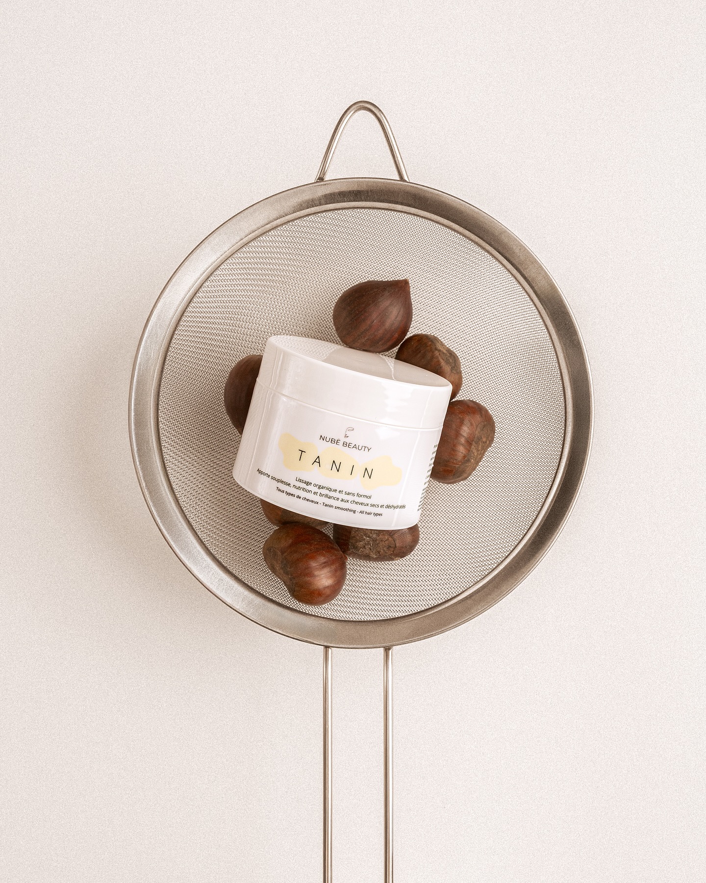 Qu’est-ce qui rend notre soin aussi .. Exceptionnel 👀🤎
🤎 Le tanin est un actif végétal précieux pour les cheveux, notamment lorsqu’il est issu du marron, de la châtaigne et du raisin.
Naturellement riche en polyphénols et en antioxydants, il aide à resserrer les écailles de la fibre capillaire, ce qui apporte plus de brillance, de douceur et de discipline aux cheveux.
✨ 🍇 Les tanins présents dans le marron et la châtaigne sont reconnus pour renforcer la structure du cheveu et améliorer sa résistance, tandis que le raisin protège la fibre capillaire du stress oxydatif et aide à préserver sa souplesse et son éclat.
👀 Résultat : des cheveux plus forts, plus faciles à coiffer et naturellement brillants, tout en restant légers. ✨
🔎 A retrouver sur www.nube-beauty.com