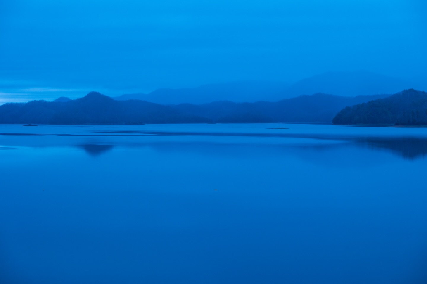 Rain moving in over South Holston Lake, in Bristol, TN.
Camera: FujiFilm XT-5
Lens: FujiFilm 50-150 f2.8
Tripod: 3 Legged Thing
No filter
#fujifilmx_us #photography #bluehour #landscapesphotography #tennessee