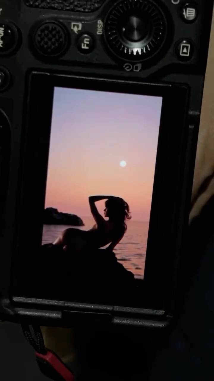 Ayer estuvimos trabajando en el plató virtual de @infinia_studios y, sinceramente, es una auténtica pasada.
Este tipo de platós permiten proyectar entornos 3D creados con Unreal Engine, el mismo motor que se utiliza en la industria del videojuego. ¿El resultado? Puedes reconstruir prácticamente cualquier espacio: una selva, una playa, un desierto o un paisaje de montaña… todo sin salir del estudio.
Además, el control es total: puedes decidir desde dónde entra la luz, si es mediodía, atardecer, hora azul… cambiar la vegetación, modificar las montañas, alterar el ambiente y la atmósfera en tiempo real. Es un nivel de libertad creativa brutal.
Ahora bien, lo realmente interesante —y lo más complejo del ejercicio— está en integrar lo virtual con lo real. En nuestro caso, incorporamos una roca real y a nuestra fantástica modelo @nicolechica_ , jugando a emular una escena en la playa. Para lograrlo, utilizamos iluminación adicional con pantallas LED, buscando que la luz real dialogara con la luz que emiten las pantallas del entorno virtual.
Ahí está el verdadero reto: conseguir que los elementos reales encajen de forma creíble en el espacio virtual, y que la iluminación funcione como un todo coherente.
Sin duda, una experiencia brutalísima, que abre posibilidades enormes para la fotografía y el retrato, permitiéndonos viajar a cualquier lugar… sin salir del estudio.
#tipsdefotografia #clasesdefotografia #fotoscreativas #tutorialfotografia #fotografia