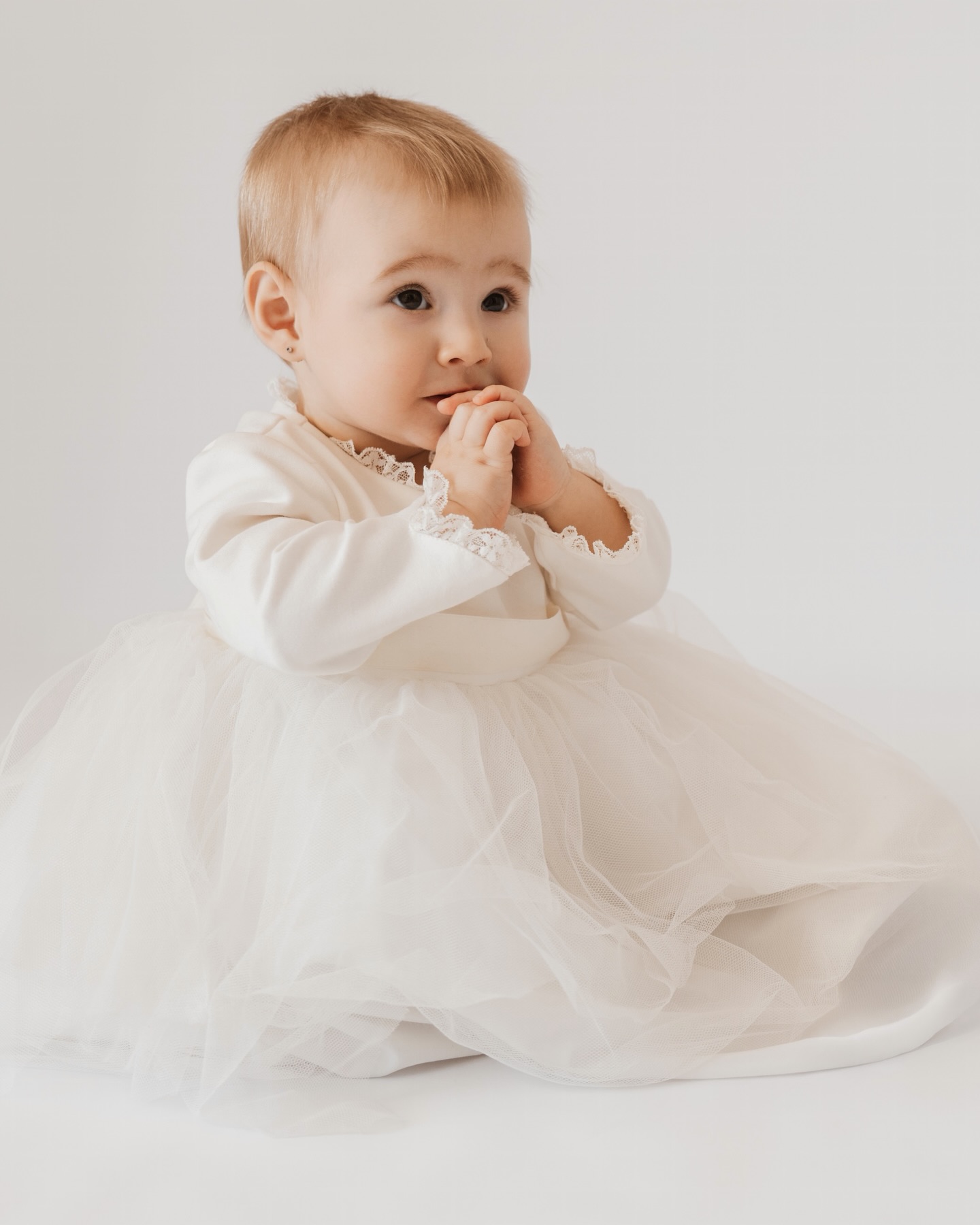 La Mia va venir a l’estudi amb el seu vestidet de bateig i vam crear unes fotografies dolces, senzilles i atemporals perquè la família i amics puguin recordar sempre aquests moments tan bonics. 🤍
Aquestes fotografies van formar part del seu dia de bateig i, amb el pas del temps, es convertiran en un record preciós d’aquesta etapa tan especial.
M’encanta pensar que d’aquí a uns anys aquestes fotografies tornaran a obrir-se, a mirar-se amb calma… i a portar de nou a aquest moment.
Gràcies Nerea per confiar en mi per guardar records així. 💛
A les sessions familiars també podem adaptar les fotografies a moments especials: fotografies prèvies a un bateig, de precomunió… podem crear un record bonic abans d’aquests dies tan importants juntament amb fotografies naturals i espontànies en família, capturant mirades, abraçades i petits gestos que expliquen qui sou. ✨
Una abraçada,
Andrea Pop
🖥️ www.andreapopfotografia.com
✉️ andreapopfotografia@gmail.com
📲 687 69 44 61
.
#andreapopfotografia #tremp #lleida #pallars #fotografiadefamilia