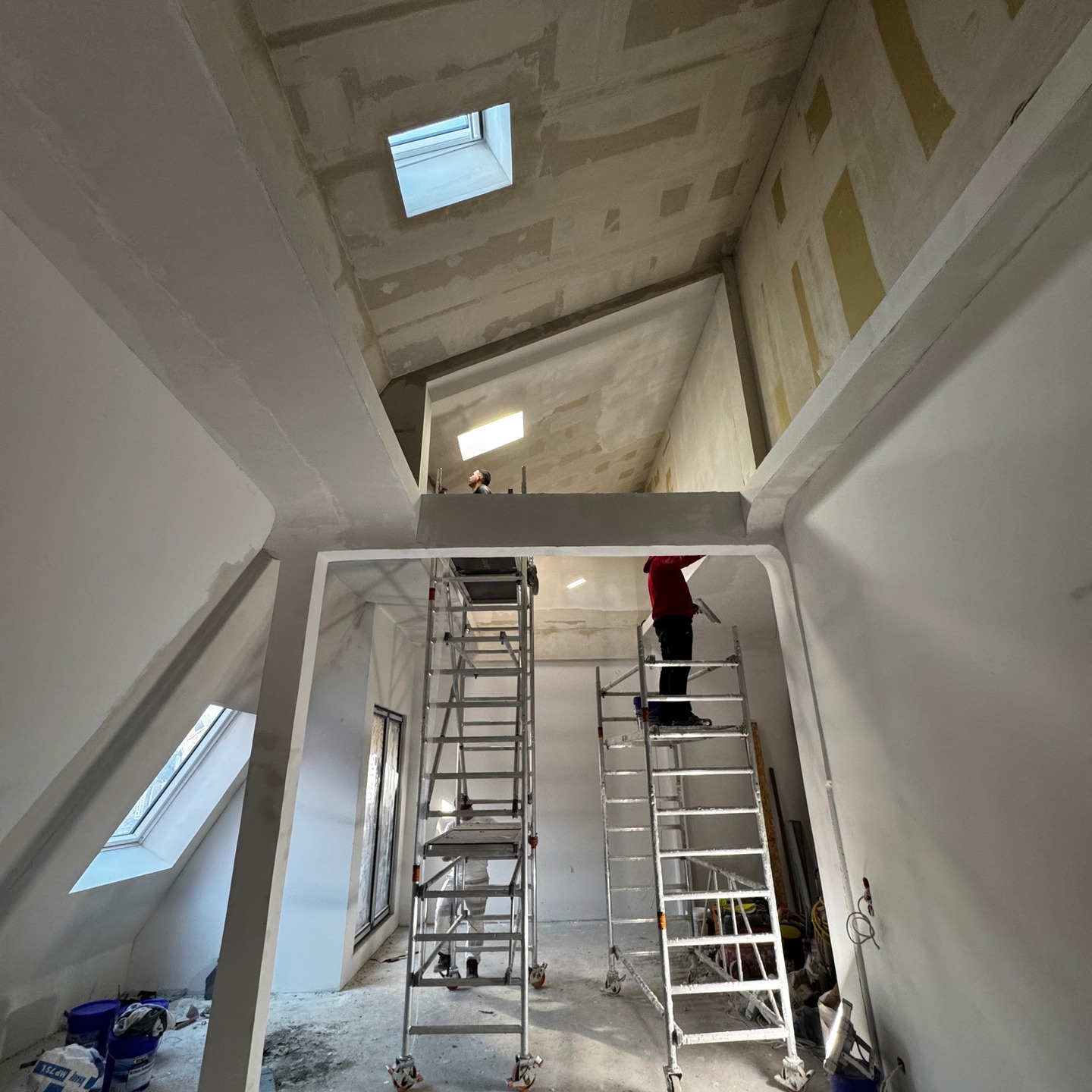 Loftfeeling mit Geschichte – mitten in Wuppertal.
In der historischen Knopffabrik entsteht gerade etwas ganz Besonderes. Auf diesem Foto sieht man den aktuellen Ausbau einer der Loftwohnungen. Links der Ausgang zum Balkon, rechts wird in der Nische später die Küche integriert.
Was diesen Raum wirklich faszinierend macht, sind die originalen Träger- und Balkenstrukturen der alten Fabrik, die bewusst erhalten bleiben. Während Spezialisten gerade die Wände verputzen, lässt sich schon erahnen, wie beeindruckend dieser Raum wirken wird.
Mit einer Deckenhöhe von über sechs Metern, offenen Sichtbalken und Dachfenstern entsteht hier ein Wohnraum mit außergewöhnlicher Atmosphäre – lichtdurchflutet, großzügig und absolut einzigartig.
Die Nachfrage spricht für sich: Fast alle Loftwohnungen in der Knopffabrik sind bereits vermietet. Ein Projekt, das Architektur, Geschichte und modernes Wohnen perfekt verbindet – und dazu noch mit attraktiven steuerlichen Vorteilen überzeugt.
#knopffabrikwuppertal #loftwohnung #denkmalimmobilie #altbauliebe #immobilieninvestment