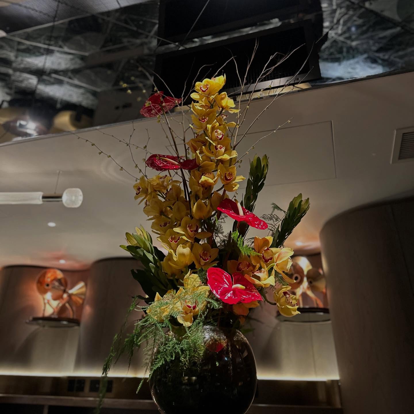These 1 metre tall arrangements were placed in the green room at The Londoner, featuring red anthurium, cymbidium orchids and fern in giant fishbowls lined with moss. ❤️🌿
A bold, elegant statement piece designed to elevate the space.
Get in touch to bring something special to your next event.