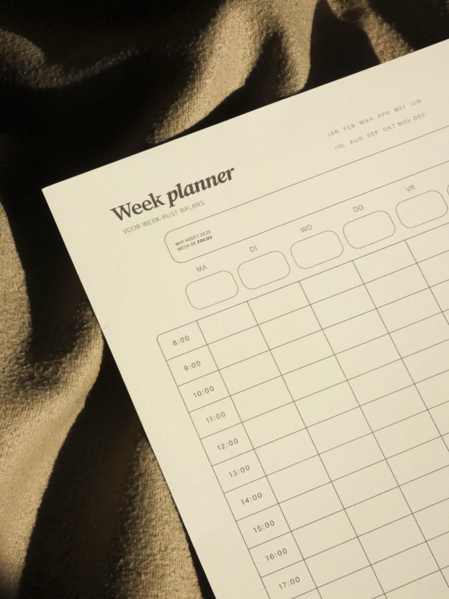 ๐ฑ De lente hangt in de lucht!
En dat zette me aan het denken ๐ก
In veel culturen begint het nieuwe jaar niet in januari, maar in de lente. Dat is geen toeval. De lente staat voor groei en vernieuwing! Toch maken wij onze grootste plannen midden in de winter. In een periode waarin onze energie van nature lager ligt door de donkere dagen.
Misschien is dit dus een logischer moment om opnieuw te beginnen? Maar waarom kijken we eigenlijk naar 1 moment om plannen te maken? En wat als we compleet anders kunnen kijken naar een jaar? Wat als we het kunnen opbreken in termijnen?
Je hoeft niet te wachten tot januari om opnieuw te beginnen. Als je jouw werkweek al een tijdje anders wilt indelen met meer rust, meer structuur en minder overweldiging, dan kan dit een mooi startpunt zijn.
Interesse in het volledige verhaal?
Lees de blog op mijn website! ๐ Link staat in mijn bio
โ๏ธ Wil je de template gebruiken? Laat het weten in de reacties, dan stuur ik je een gratis download van mijn planning.
#werkprivรฉbalans #productiviteit #timemanagement #weekplanning #ontwerp