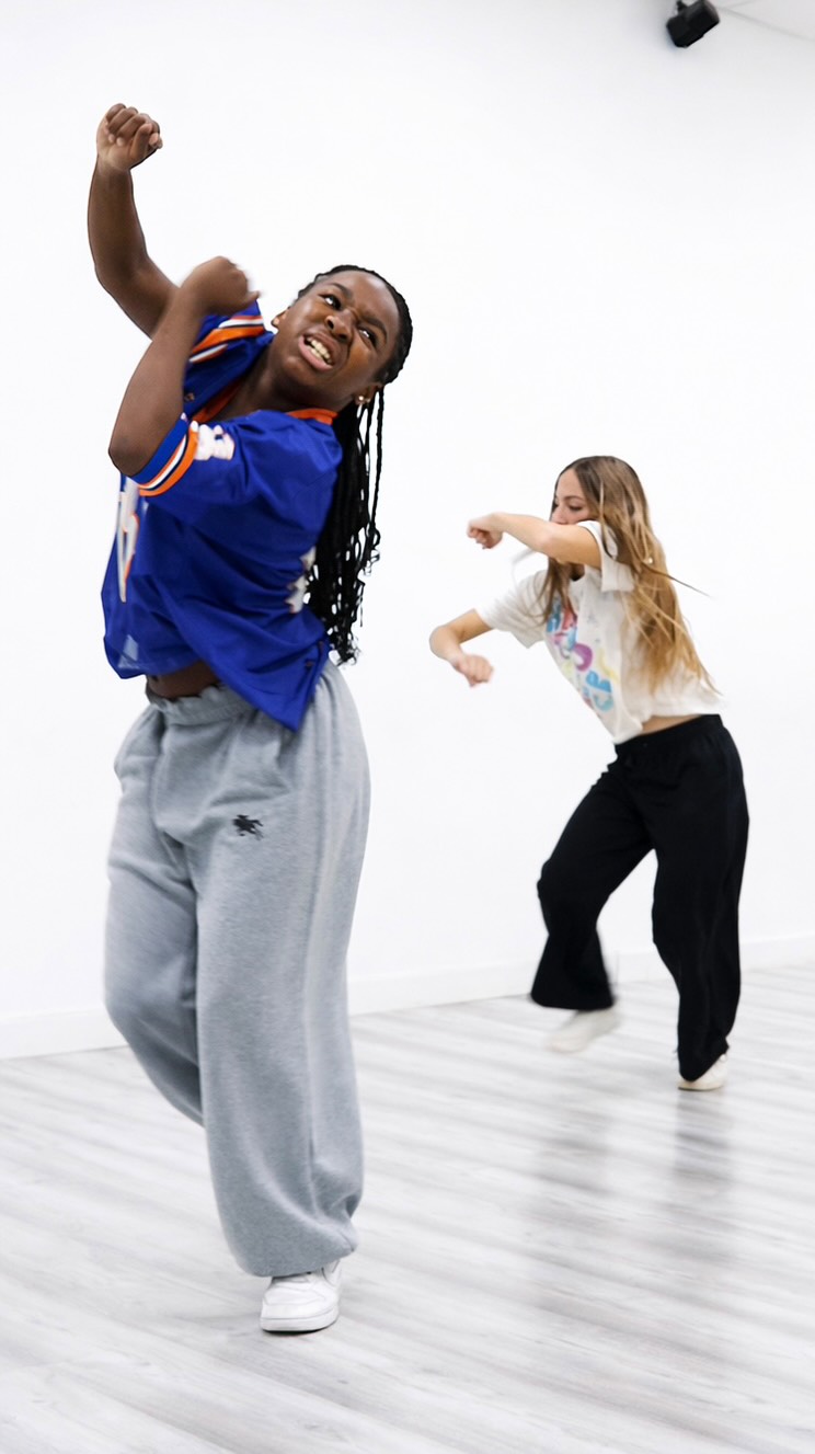 #TurnTheTVOff 📺 Atrévete a apagar la TV
Cambia la dopamina barata por energía real!
Las clases con más energía en @vivrastudio⚡️
🖥️ vivrastudio.com
📲 644 879 386
#vivra #clasesdebaile #urbano #valencia