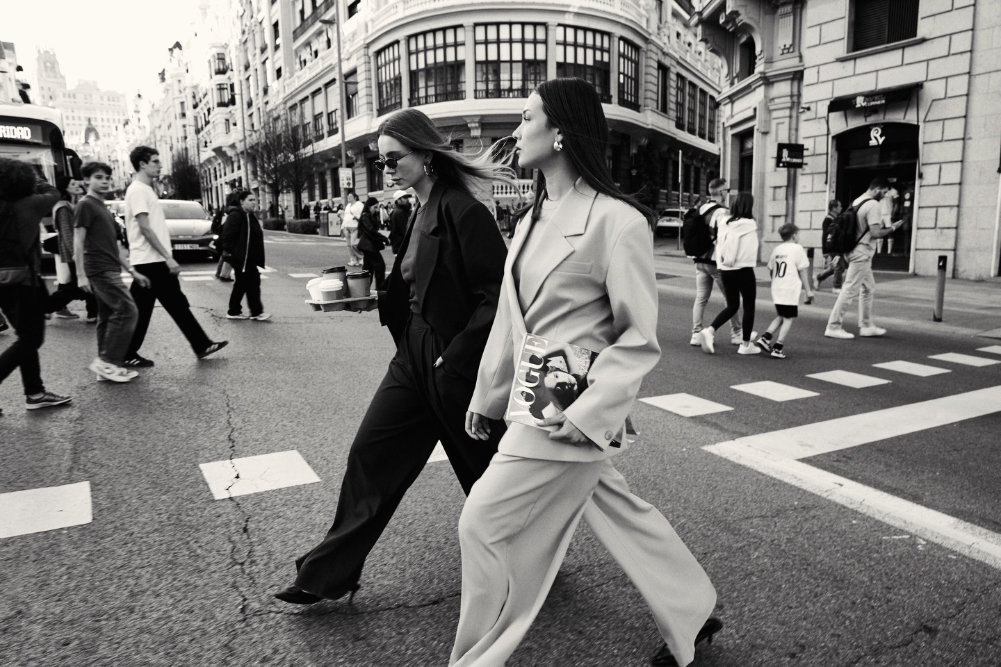 Running through the streets of Madrid with @mostwantednl 🖤 @ashleyaandewiel @isacarli_ @lyndevthof @maartjegroenn @suuspeltenburg