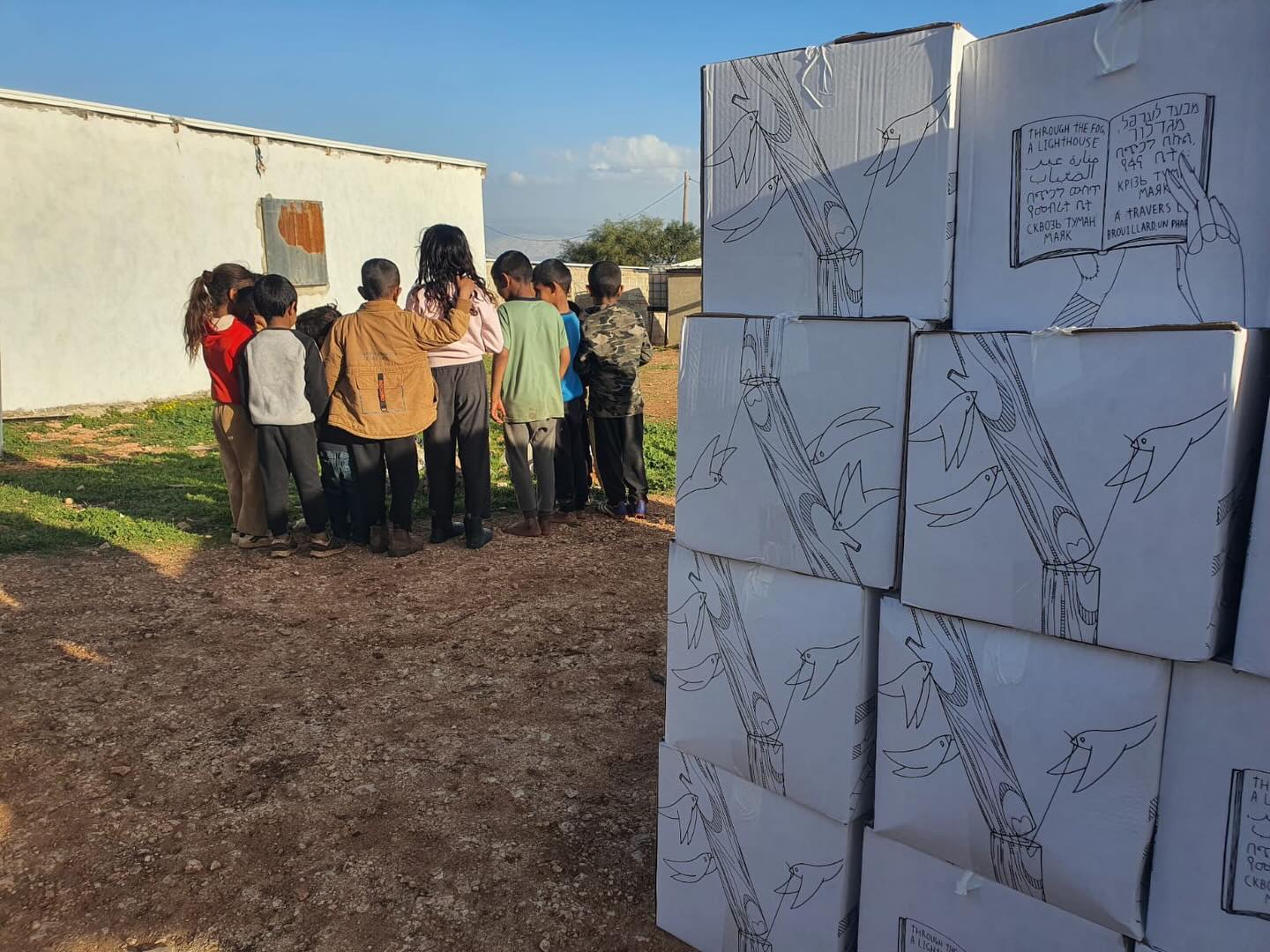 בשבוע האחרון, כשטילים עפים מעל ראשינו, קמפיין הטיהור האתני והטרור בגדה המערבית הואץ בחסות המלחמה.
בעוד משפחות ברחבי הארץ רצות למקלטים בדאגה ליקיריהן, הקהילות הפלסטיניות שאנחנו עומדות לצדן בקמפיין הסיוע במזון ובשטח, חיות תחת איום כפול: אין להן כל מחסה מפני הטילים, והן נותרות חשופות לטרור מתמשך וגובר מצד המתנחלים והצבא, כאשר תשומת הלב הבינלאומית מופנית למלחמה האזורית.
רק בשבוע האחרון, שני גברים נורו למוות בידי מתנחל בכפר קריות (נפת שכם), בזמן שניסו לעצור דחפור מלהרוס את מטעי הזיתים שלהם. פעילי סולידריות ישראלים הוכו כמעט למוות בקוסרה בעת שביקרו משפחה שסובלת מהתקפות חוזרות ובלתי פוסקות של מתנחלים. בדומא, הצבא הכריז על האזור כשטח צבאי סגור וגירש את כל פעילי/ות זכויות האדם, ובכך סלל את הדרך למתנחלים לבצע פוגרום, להרוס בתים ולהחריב כל דבר שבו נתקלו. משפחות שלמות שכבר נעקרו מבתיהן בעקבות טרור מתנחלים אורזות שוב את חפציהן בחיפוש אחר ביטחון. בצהריי שבת, ממש אתמול, נרצח פלסטיני ע״י מתנחל ליד סוסיא (במסאפר יטא) וכמה שעות לאחר מכן, בזמן שישנו או רצנו למקלט, נרצחו 3 פלסטינים בח'רבת אבו פלאח שליד רמאללה.
המציאות של הטיהור האתני בשטחים אינה עוצרת כאשר טילים ממלאים את השמיים, היא רק מחריפה.
זה הזמן לסולידריות שלנו.
בשבועות האחרונים העברנו מאות סלי מזון לרמדאן לקהילות ברחבי הגדה המערבית שחיות תחת איום מתמיד של מיליציות מתנחלים הנתמכות ע״י אותה מדינה שאליה אנחנו, כולנו, משלמות מיסים. בזמן שכוחות אלימים מבקשים למחוק כל אפשרות לצדק ולקיחת אחריות, המשימה שלנו היא לעמוד יחד ולסרב.
סולידריות והתנגדות משותפת הן הרקמה שמחזיקה את התקווה במרחב הזה.
סלי מזון הם רק ערוץ אחד מאותה סולידריות. הם תומכים בקהילות הנאבקות להישאר על אדמתן ולקיים את בתיהן ואת מקורות פרנסתן מול אלימות מתגברת וניסיונות לגרש אותן. אמנם אספקה זו אינה יכולה לענות על כל הצרכים בשטח, אך זו תזכורת מוחשית והכרחית לכך שהקהילות הללו אינן עומדות לבד.
אם ביכולתכםן להצטרף ולעמוד כתף אל כתף עם קהילות פלסטיניות בגדה המערבית דרך נוכחות מגינה, זו אולי צורת הסולידריות החשובה ביותר שאפשר להציע עכשיו. לינק לפרטים בסטורי ובביו שלנו.
ואם אין באפשרותכןם להגיע פיזית, תוכלו לתמוך דרך תרומה לקמפיין סיוע הרמדאן שלנו. גם כאן הלינק בסטורי ובביו.