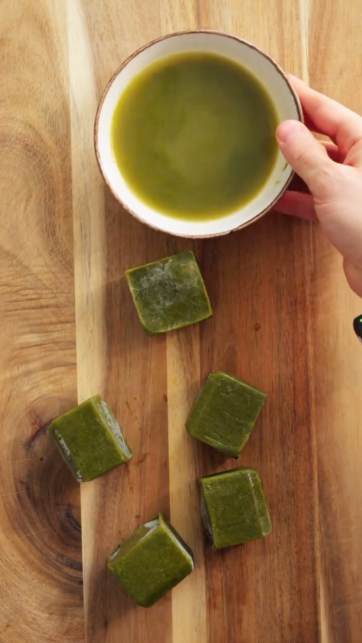 🍵Konsantre Ispanak Çorbası Küpleri
✨Çorbayı az suyla konstantre hazırlayıp donduruyoruz sonra sıcak su ile açıp ısıtarak taze taze tüketiyoruz ✌️Elinin altında her an hazır bir çorba olması senin de hayatını çok kolaylaştıracak.✨
Malzemeler:
- 1 demet ıspanak
- 1 adet kuru soğan
- 1 adet havuç
- 1 yemek kaşığı tam buğday unu
- 2 bardak su
- 2 - 3 yemek kaşığı zeytinyağı
- 2 çay kaşığı tuz
- 1 çay kaşığı kimyon
- 1 çay kaşığı toz biber
- 1 çay kaşığı karabiber
Yapılışı:
Küp küp doğradığınız soğanları ve havuçları zeytinyağında hafif yumuşayana kadar kavurun.
Üzerine yıkayıp doğradığınız ıspanakları ekleyin ve 5 dakika pişirin.
Tam buğday ununu ilave edin ve 1-2 dakika karıştırarak pişirmeye devam edin.
Üzerine su ve baharatları ekledikten sonra altını kısıp pişmeye bırakın.
Blenderdan geçirdikten sonra buz kalıplarına paylaştırıp dondurarak saklayabilirsiniz. İhtiyacınız olan kadar küpü tencerede biraz suyla açıp ısıtarak tüketebilirsiniz.
Afiyet olsun.