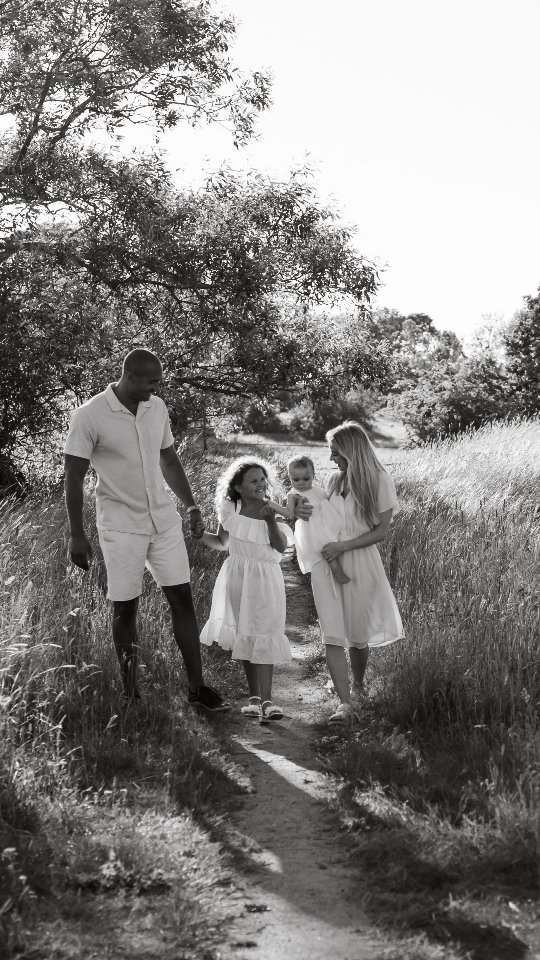 Senaste dagarna har kalendern inför sommaren verkligen fyllts på. Så underbart att ni är så många som önskar bevara era minnen för framtiden! ♡
Skulle jag vara tvungen att välja en tid på året som är favorit för fotografering skulle det nog vara augusti-september-oktober. Underbart ljus och lagom varmt för att slippa jackor! 😍 Dessutom sker ju golden hour rimlig tid så man hinner hem till nattningen. 🙌
Boka vid hemsidan eller börja med ett DM så hittar vi rätt datum för er. ✨️
#familjefotografstockholm #familjefoto #gravidfotografering #familjeliv #sommarkväll