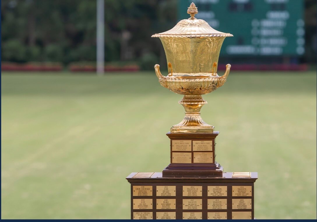 Arde Wellington: se puso en marcha la USPA Gold Cup
El pasado miércoles 4 de marzo, se puso en marcha la USPA Gold Cup 2026, la segunda etapa de la prestigiosa serie Gauntlet of Polo, en el National Polo Center (NPC) de Florida. Con diez formaciones de hasta 22 goles de hándicap en competencia, el torneo busca al sucesor o ratificador del trono que hoy ocupa Park Place.
Los primeros resultados
La jornada inaugural dejó claro que los favoritos no planean ceder terreno:
Park Place 15 - Clinova The Sandbox 9: el campeón defensor inició su camino con autoridad, superando al debutante Clinova sin mayores sobresaltos y demostrando por qué es el rival a vencer.
La Dolfina Tamera 12 - Coca Cola 8: en el duelo de fondo, con el equipo de Alejandro Poma se mostró impecable ante el finalista de la edición 2025
Lo que se viene:
La acción no se detiene y tendremos un fin de semana clave para definir el ritmo de las zonas
Sábado 7:
- 1 pm: Clinova The Sandbox vs Coca - Cola
- 3 pm: La Dolfina Tamera vs La Dolfina Scone
Domingo 8:
- 5 pm: Pilot vs Dus
La final está programada para el domingo 29 de marzo, día en que conoceremos si algún equipo mantiene vivo el sueño de la Triple Corona americana antes del inicio del US Open Polo Championship 🏆