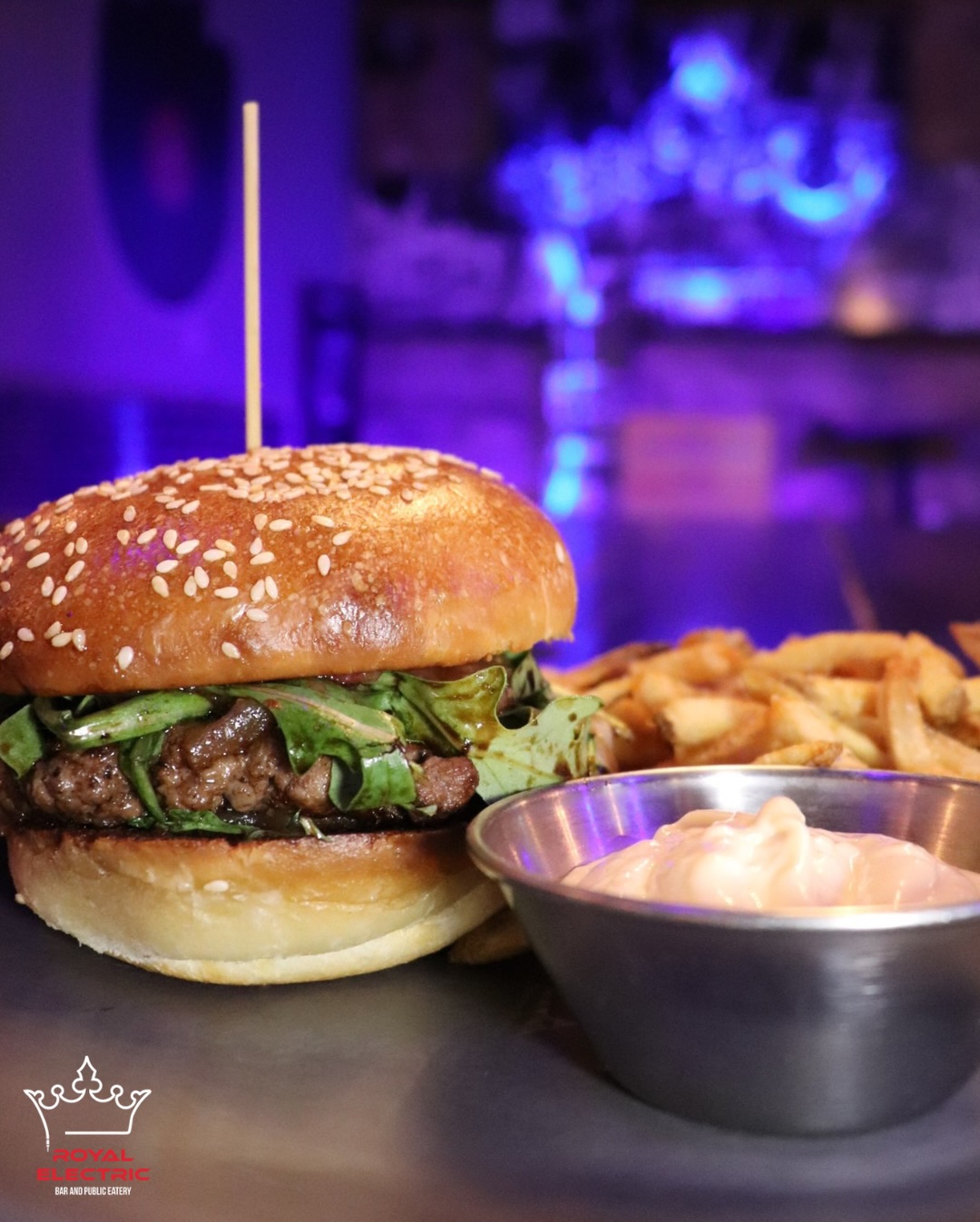 Meet our March feature burger: fig et fromage 🍔
a juicy beef patty topped with sweet fig jam, peppery arugula, and blue cheese glazed onions for the perfect balance of sweet, salty, bold flavour on a housemade bun.
Available for the month of March only — Come try it before it’s gone. #royalelectric #downtownguelph #guelpheats