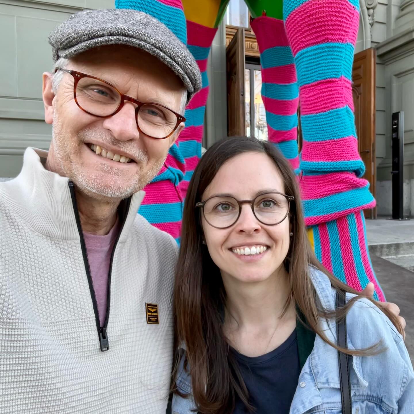 Ein wunderbarer Vater-Tochter-Tag! Es war herrliches Wetter am letzten Freitag im Februar und so war auch das Panorama auf der Kornhausbrücke. Erst habe ich ein Weihnachtsgeschenk einlösen dürfen im #Swissdesignmarket an der Zeughausgasse 29, und habe dort eine wunderschöne kleine Messingvase bekommen. Dann habe ich meine Tochter im #olympiaber im Breitenrain zum Essen eingeladen. Und danach sind wir mit dem Tram zurück in die Stadt und haben im #stadttheaterbern eine intensive Inszenierung von Aischylos #orestie erlebt. Und schliesslich hab ich noch ein Dessert spendiert bekommen irgendwo in der Rathausgasse. War super! #vatertochtertag