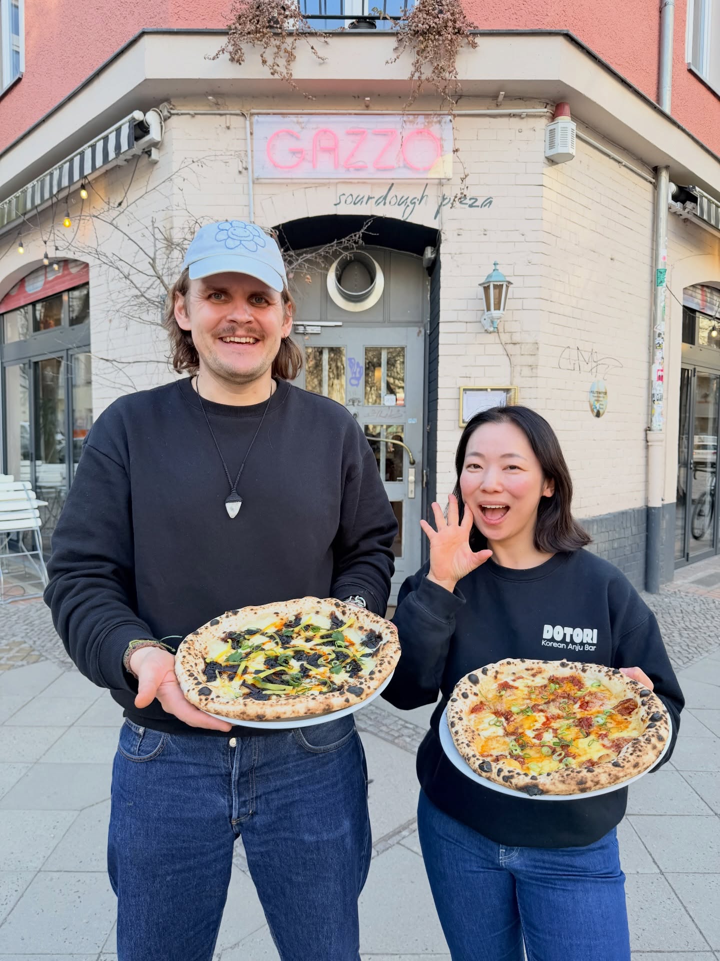 🍕🇰🇷🌶️ Korean pizza pop up with @dotori.berlin at @gazzopizza
Check out the menu 😘 Super excited about these very indulgent pizzas. The Kimchi grilled cheese and bacon from @thesausagemanneversleeps is quite naughty and delicious. The Jiajiang mushroom complex and savory. And finally, we have an ice cream with anchovies ✨ 😍
📍Gazzo - Hobrechtstrasse 57
🗓️ Tomorrow - Tuesday 10 March from 5PM
🚫 No reservations - just come by. You will get some fresh popcorn while you wait, and we text you when the table is ready
So excited 🤩