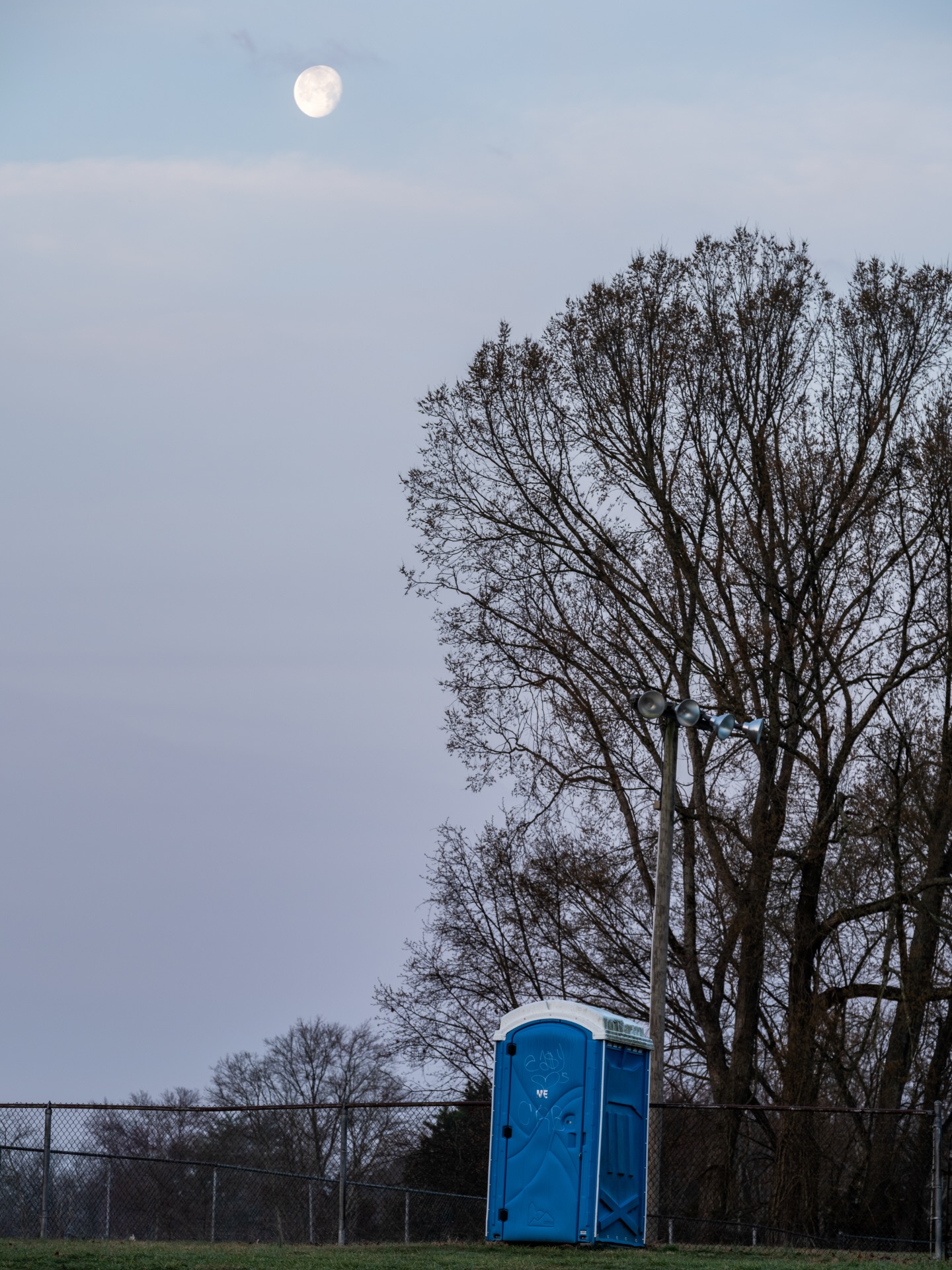 Moon & The Jon
Camera: FujiFilm XT-5
Lens: FujiFilm 50-150 f2.8
Tripod: 3 Legged Thing
No filter
#fujifilmx_us #photography #toilet #tennessee #mood