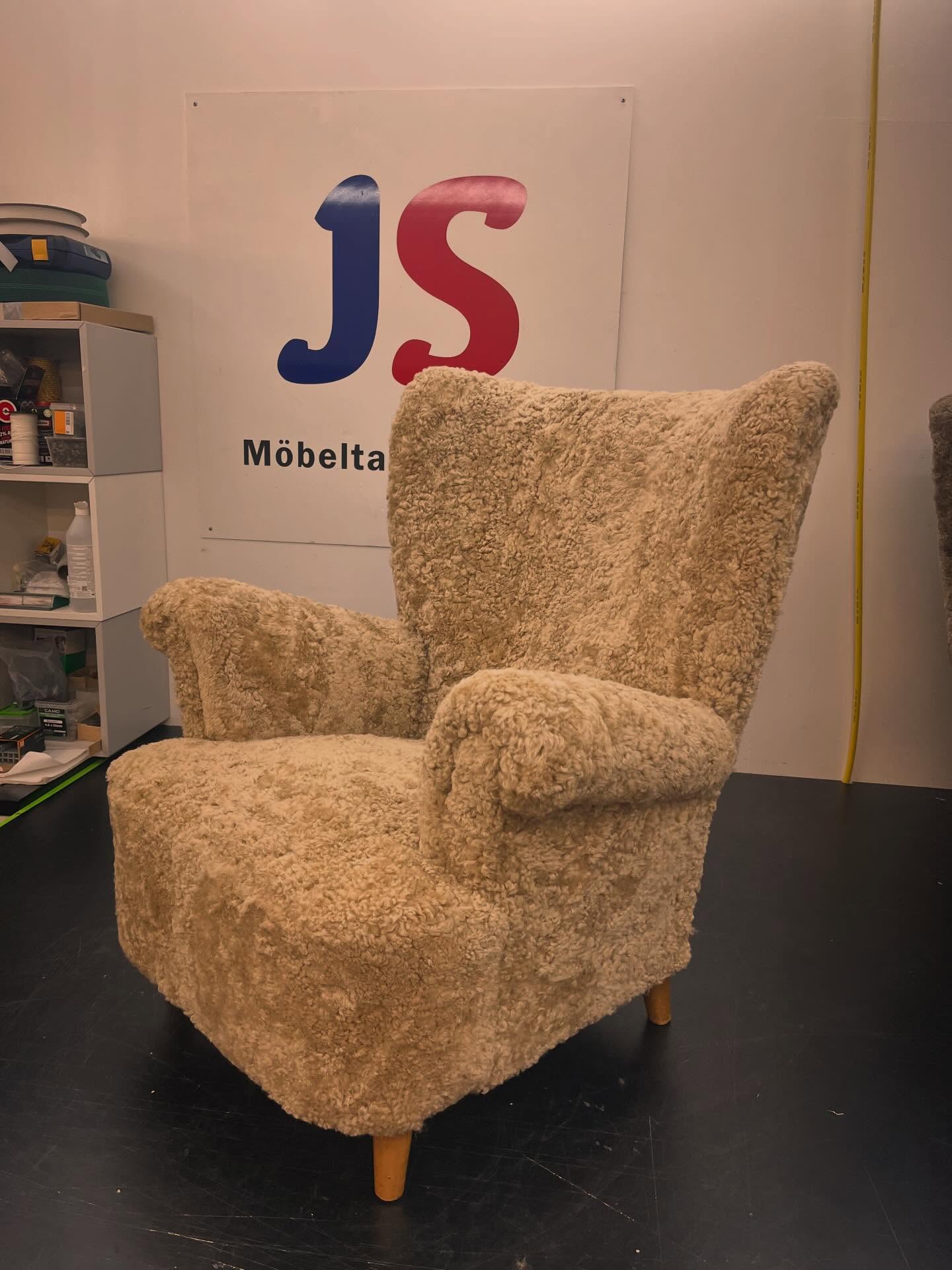 Antik fåtölj i nytt liv ✨
Omklädd i mjukt fårskinn – en perfekt blandning av historia, hantverk och komfort. 🐑🪑
#antik #fåtölj #fårskinn #återbruk #hantverk