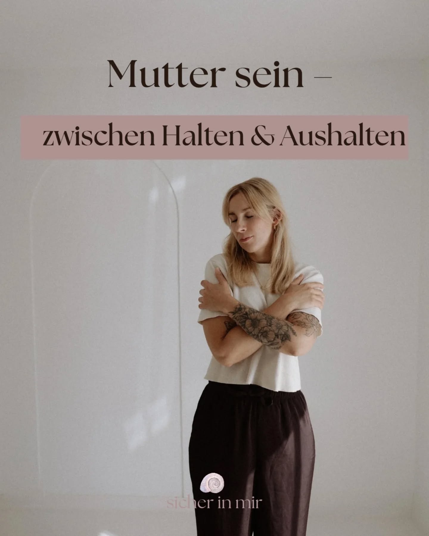 Mutter sein – zwischen Halten & Aushalten.
Es gibt diese Momente,
in denen wir unsere Kinder halten können.
Ihre Gefühle.
Ihre Überforderung.
Ihre Tränen.
Und dann gibt es die anderen Momente.
Die, in denen wir merken,
wie stark unser eigener Impuls wird:
etwas lösen
etwas reparieren
etwas sofort wieder gut machen.
Nicht nur, weil unser Kind leidet.
》Sondern weil unser eigenes Nervensystem
diesen Zustand kaum aushält.
Viele von uns haben nie gelernt,
Frust, Enttäuschung oder Hilflosigkeit
einfach da sein zu lassen.
Also versuchen wir unbewusst,
die Situation schnell zu verändern.
♡ Doch manchmal ist das größte Geschenk für unsere Kinder nicht die Lösung.
♡ Sondern ein Mensch,
der da bleibt,
während Gefühle da sein dürfen.
Und genau dort beginnt oft unsere eigene Entwicklung.
❗️Nicht beim Verhalten des Kindes.
❣️Sondern bei unserem Nervensystem.
Ein kleiner Impuls für dich:
• In welchen Momenten fällt es dir besonders schwer, die Gefühle deines Kindes auszuhalten?
• Was passiert dabei in deinem Körper?
Wird es eng? Unruhig? Drängend?
• Kennst du diesen inneren Impuls, es sofort „wieder gut machen“ zu wollen?
Genau darum geht es auch in meinem 3-teiligen Onlinekurs „Nervensystem in Balance“.
Dort schauen wir uns an, wie unser Nervensystem funktioniert, warum bestimmte Situationen uns so stark aktivieren und wie wir durch Verstehen, Körperwahrnehmung und Regulation neue Erfahrungen im Alltag machen können.
❣️Damit Sicherheit nicht nur ein Konzept bleibt,
sondern im Körper spürbar wird.
➡️ Wenn du mehr darüber erfahren möchtest,
schreib mir gerne eine Nachricht
oder schau auf meiner Homepage vorbei.
Alles Liebe
Carola
SICHER.IN.MIR
EMBODIMENT
FAMILIENCOACHING
TRAUMASENSIBEL
ONLINEKURS