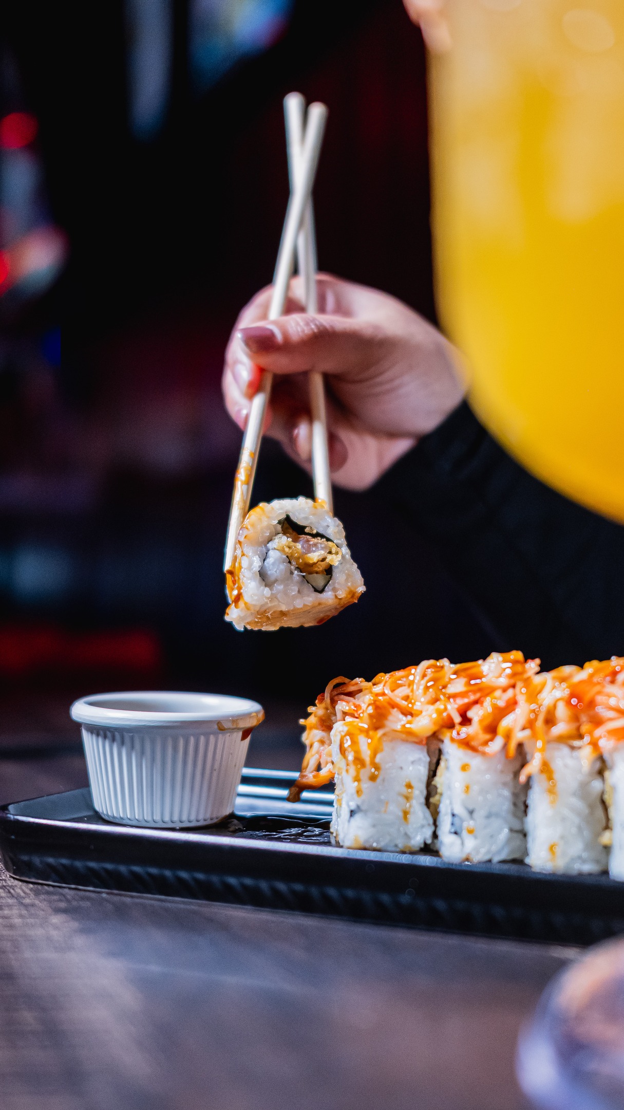 We tore the paper, fixed it, and handed over the sushi with care. Room 151k serving precise sushi presentation 🍣