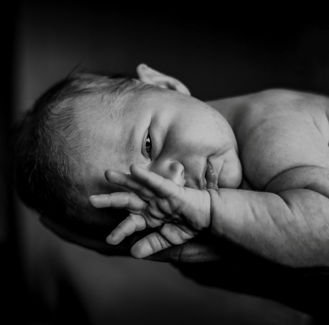 Newborn shoot | Momentjes die voorbij vliegen, maar voor altijd gevoeld mogen worden.
Momentjes die ik heel graag voor jullie vast leg. 🤍