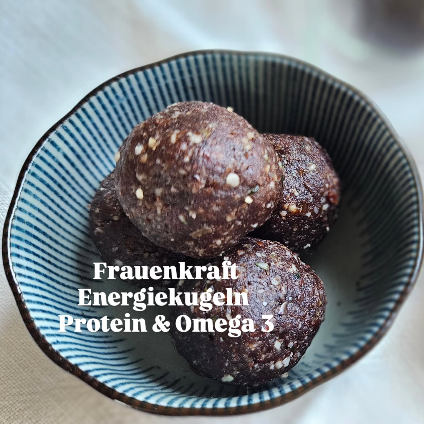 Frauenkraft Energiekugeln – proteinreiche Omega‑3 Energy Balls
Die Energy Balls verbinden hochwertige Pflanzenproteine, wertvolle Omega‑3‑Fettsäuren und mineralstoffreiche Süße zu einem leckeren Snack, der Frauen in allen Lebensphasen unterstützt – vom Zyklus über Schwangerschaft und Wochenbett bis in die Perimenopause.
U.a. mit
Walnüssen
Protein: ca. 15 g Mikronährstoffe: Omega‑3 (ALA), Vitamin E, Magnesium, Zink
Wirkung: hormonregulierend, entzündungshemmend, nervenstärkend
Hanfsamen (geschält)
Protein: ca. 30–33 g Mikronährstoffe: Eisen, Magnesium, Zink, Omega‑3 & Omega‑6 im idealen Verhältnis
Wirkung: Muskelregeneration, hormonelle Balance, Haut & Haare
Leinsamen
Protein: ca. 18 g Mikronährstoffe: Omega‑3 (ALA), Lignane, Ballaststoffe
Wirkung: Verdauung, hormonelle Balance, Zyklusregulation
Zutaten für ca. 10–12 Kugeln
90 g Dattelpaste alternativ Datteln einweichen
80 g gemahlene Walnüsse
60 g gemahlene geschälte Hanfsamen
20 g gemahlener Leinsamen
1/4 TL Ingwerpulver
1 TL gemahlene Vanille
2 EL Rohkakaopulver
optional 1-2 TL (Rosen-)Wasser
Zubereitung
Alle Zutaten zu einer gleichmäßigen Masse verkneten.
Alternativ kannst du auch alle Zutaten (ungemahlenen) zusammen in einen Zerkleinerer geben und dann vermengen.
Ich habe alles frisch gemahlen. Falls du bereits gemahlenen Zutaten verwendest gib 1-2 TL (Rosen)Wasser hinzu, falls die Masse zu trocken ist
Zu Kugeln formen und gleich genießen oder in einem sauberen luftdichten Gefäß kühl aufbewaren.
Alles Liebe deine Tina 🧡