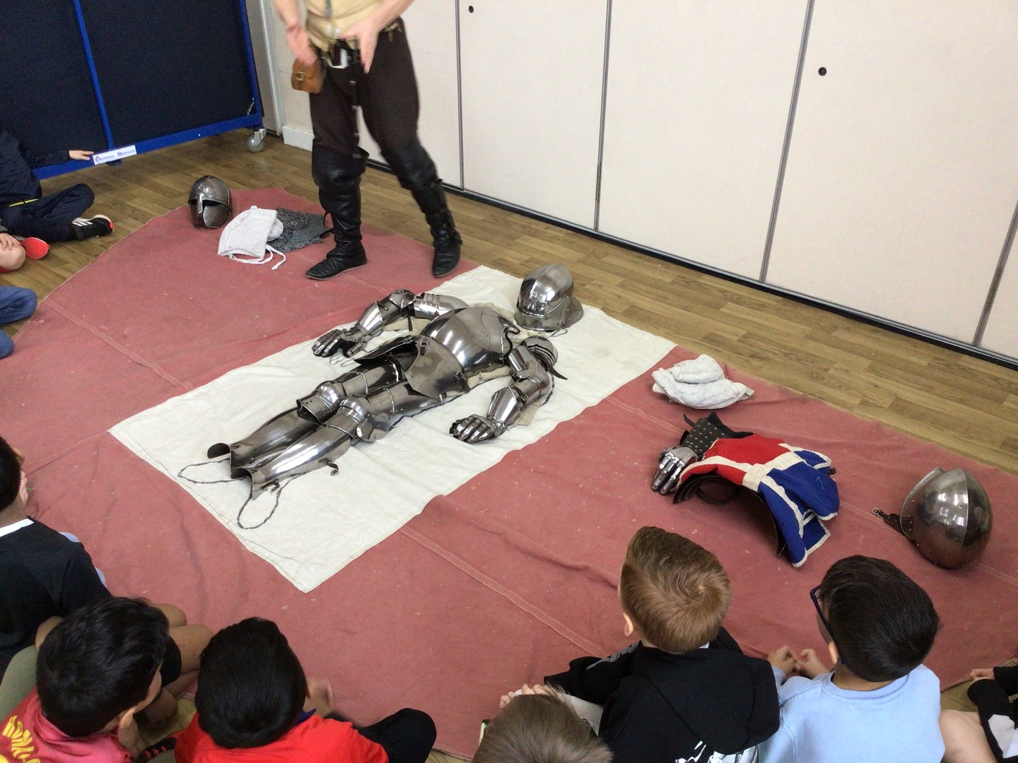 Our Year 2 children had an incredible time at the Y2 Castle Workshop! Happening History brought fascinating artefacts, immersing our children in medieval life. They tried on suits of armour, held a real sword, and even cooked for the king and queen in a medieval kitchen! What a fantastic experience for our school community!
#Y2CastleWorkshop #MedievalHistory #LearningThroughPlay #SchoolAdventures #CommunityEngagement