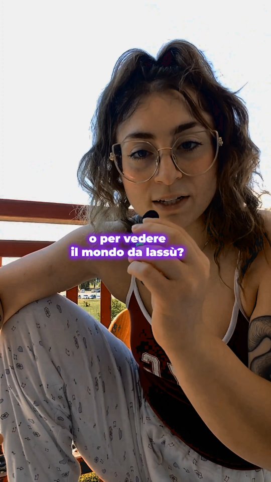 ⛰️𝑺𝒕𝒂𝒊 𝒔𝒄𝒂𝒍𝒂𝒏𝒅𝒐 𝒍𝒂 𝒕𝒖𝒂 𝒎𝒐𝒏𝒕𝒂𝒈𝒏𝒂 𝒑𝒆𝒓 𝒅𝒊𝒎𝒐𝒔𝒕𝒓𝒂𝒓𝒆 𝒂𝒍 𝒎𝒐𝒏𝒅𝒐 𝒄𝒉𝒆 𝒔𝒆𝒊 𝒄𝒂𝒑𝒂𝒄𝒆 𝒐 𝒑𝒆𝒓 𝒗𝒆𝒅𝒆𝒓𝒆 𝒊𝒍 𝒎𝒐𝒏𝒅𝒐 𝒅𝒂 𝒍𝒂𝒔𝒔𝒖'?
Perché cambia tutto.
👣Se stai scalando per dimostrare qualcosa ogni passo pesa.
🗣️Ti guardi continuamente da fuori.
Ti giudichi.
Ti confronti.
Ti chiedi se stai andando abbastanza veloce, abbastanza bene, abbastanza in alto.
🏔️La montagna diventa una prova.
E tu diventi una prestazione.
🌄Ma se stai scalando per vedere il mondo da lassù, succede qualcosa di diverso.
💖Non smetti di fare fatica.
Non smetti di salire.
Non smetti di inciampare.
👉🏼Smetti solo di chiederti come stai apparendo.
E inizi a stare dentro quello che stai facendo.
📌C’è uno stato mentale in cui questo accade davvero.
Lo psicologo Mihaly Csikszentmihalyi lo chiamava "Flusso".
🔹È quando l’azione e la coscienza si incontrano.
Quando non stai più performando.
Non stai dimostrando.
Non stai impressionando.
Stai semplicemente vivendo ciò che stai facendo.
⏳Il tempo cambia ritmo.
La fatica diventa presenza.
La salita diventa esperienza.
🤲🏽E a quel punto capisci una cosa importante:
non tutte le montagne servono per arrivare in cima.
🦋Alcune servono per ricordarti come si vive quando smetti di dimostrare qualcosa.
Quindi ti rifaccio la domanda.
⛰️𝑳𝒂 𝒎𝒐𝒏𝒕𝒂𝒈𝒏𝒂 𝒄𝒉𝒆 𝒔𝒕𝒂𝒊 𝒔𝒄𝒂𝒍𝒂𝒏𝒅𝒐 𝒆' 𝒔𝒐𝒍𝒐 𝒖𝒏𝒂 𝒅𝒊𝒎𝒐𝒔𝒕𝒓𝒂𝒛𝒊𝒐𝒏𝒆…
𝒐 𝒔𝒕𝒂𝒊 𝒅𝒂𝒗𝒗𝒆𝒓𝒐 𝒗𝒊𝒗𝒆𝒏𝒅𝒐 𝒄𝒉𝒊 𝒔𝒕𝒂𝒊 𝒅𝒊𝒗𝒆𝒏𝒕𝒂𝒏𝒅𝒐 𝒎𝒆𝒏𝒕𝒓𝒆 𝒔𝒂𝒍𝒊,
𝒑𝒆𝒓 𝒑𝒐𝒕𝒆𝒓𝒕𝒊 𝒈𝒐𝒅𝒆𝒓𝒆, 𝒅𝒂 𝒍𝒂𝒔𝒔𝒖', 𝒍𝒂 𝒗𝒊𝒔𝒕𝒂 𝒅𝒊 𝒖𝒏 𝒕𝒆 𝒑𝒊𝒖' 𝒄𝒐𝒏𝒔𝒂𝒑𝒆𝒗𝒐𝒍𝒆?
#AkaliDisequilibrium #NutriamociDiVita #DisequilibriumProject #CrescitaPersonale #Cambiamento