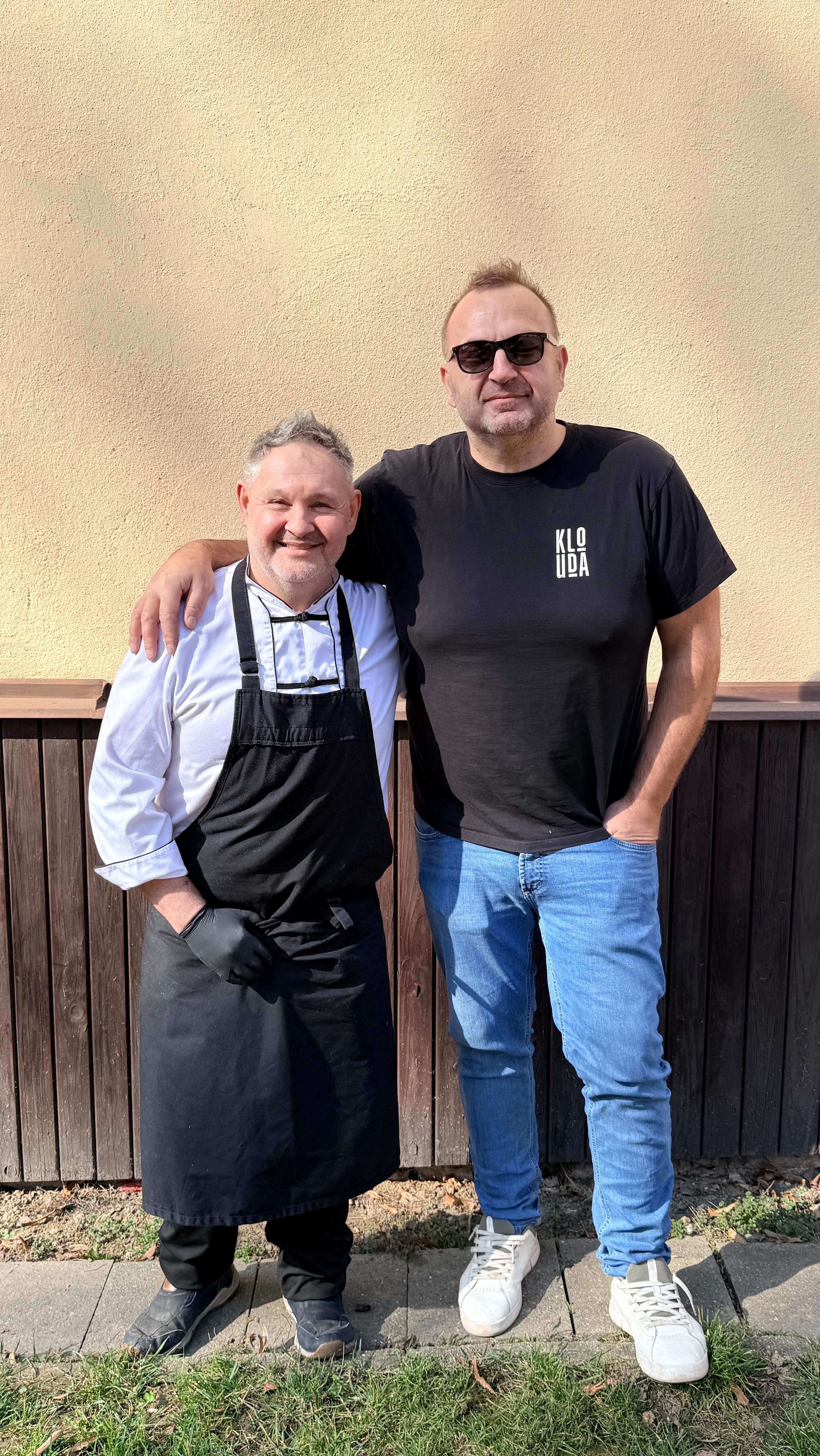 Dneska na Humpolce voní zabijačka.
Až do vyprodání.
Zabijačkový guláš
pečený bůček se zelím
ovar s vejmrdoou
jelita a jitrnice z grilu
debrecínská klobása
A k tomu věci od Maso Klouda
které normálně neseženete jen tak.
Dnes jen poctivé české věci, které chutnají tak, jak mají.
Kdo přijde pozdě, má smůlu.
Vaříme do vyprodání.
Na Humpolce.