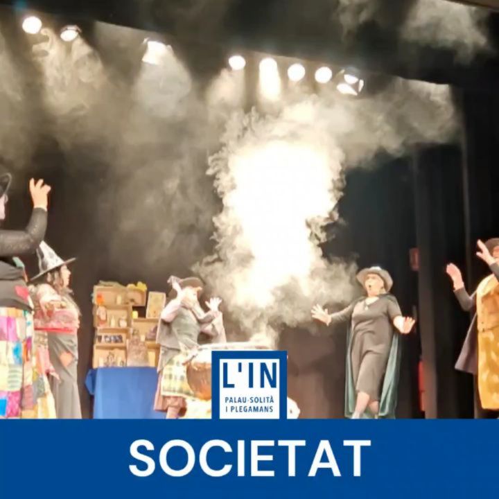 8M DIA INTERNACIONAL DE LES DONES. En l'agenda d'activitats per celebrar el 8M a Palau-solità i Plegamans no hi pot faltar l'aportació de l'associació Dones per les Dones. La cita ha estat avui, a les 18.00, al teatre de la Vila.
La proposta ha constat de dues parts ben diferenciades, en la primera, sota el títol 'Legado de amor y lucha' s'ha pogut escoltar un diàleg entre una àvia i la seva neta. La dona gran li ha recordat a la jove la lluita feminista i el que ha costat arribar fins aquí, alhora que l'ha convidat a seguir lluitant per la igualtat completa.
En la segona part, unes divertides bruixes s'han conjurat per elaborar 'La pócima de la igualdad'. Un a un han anat ficant dins la caldera els ingredients necessaris, segons elles, per aconseguir una veritable igualtat de gènere: reconeixement de la maternitat, salari igualitari, trencament del sostre de vidre, educació per la igualtat, converses incòmodes i silencis trencats, essència de sororitat i l'esforç diari de totes les dones. Tot plegat especiat amb una gran dosi d'humor que ha fet riure a una platea plena de gom a gom.
Entre una actuació i l'altra, Maria Marin, presidenta de Dones per les Dones, ha fet un repàs històric de la lluita feminista, recordant l'opressió d'èpoques passades i reivindicant la lluita feminista, que és ara més viva que mai.
@dxd_palau #8m #Palausolitaiplegamans #Psip