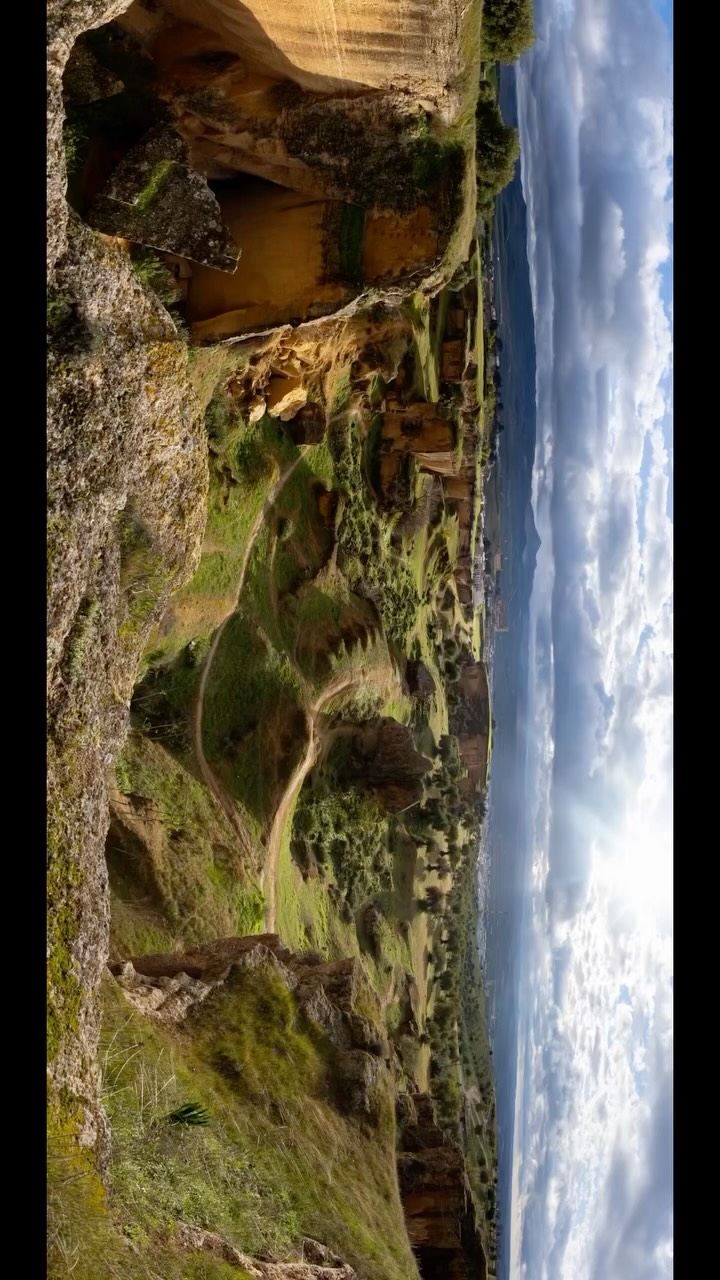 ¿Cómo hacer una panorámica fotográfica de un mirador?
Haz varias fotos de izquierda a derecha (o viceversa) en vertical, manteniendo la misma exposición y enfoque.
Cada imagen debe superponerse aproximadamente un tercio con la anterior.
Después, une todas las fotos en un software de edición y...magia: tendrás una panorámica que amplía el espacio y la narrativa de la escena.
La panorámica no es solo técnica: es una forma de pensar el paisaje en fragmentos y reconstruirlo en una sola imagen.
#tipsdefotografia #clasesdefotografia #fotoscreativas #tutorialfotografia #fotografia