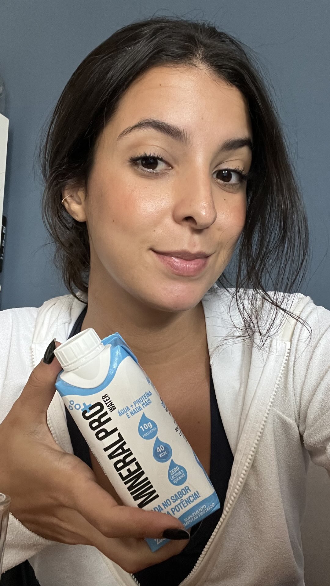 Confesso que esse produto me surpreendeu.
Quando ouvi falar em “água com proteína”, imaginei uma lista enorme de ingredientes para dar textura, sabor ou estabilidade.
Mas quando virei o rótulo: basicamente água + whey.
Isso levanta uma reflexão interessante sobre tecnologia de alimentos.
Proteínas normalmente dão viscosidade, turbidez e sabor residual. Por isso, em bebidas proteicas tradicionais, vemos espessantes, aromatizantes e outros aditivos para ajustar a experiência sensorial.
Aqui, a indústria provavelmente utilizou whey isolado altamente filtrado, que tem:
✔ maior pureza proteica
✔ menos gordura e lactose
✔ melhor solubilidade
✔ menor interferência no sabor e na aparência
Ou seja, não é “mágica” - é processamento e tecnologia aplicada ao ingrediente - parabéns @mineralpro.water
Esse tipo de produto mostra como o mesmo alimento (whey) pode ter aplicações completamente diferentes dependendo do grau de processamento e das propriedades tecnológicas da proteína.
Você tomaria proteína em forma de água? 👀
#agua #aguaproteica #suplemento #proteina